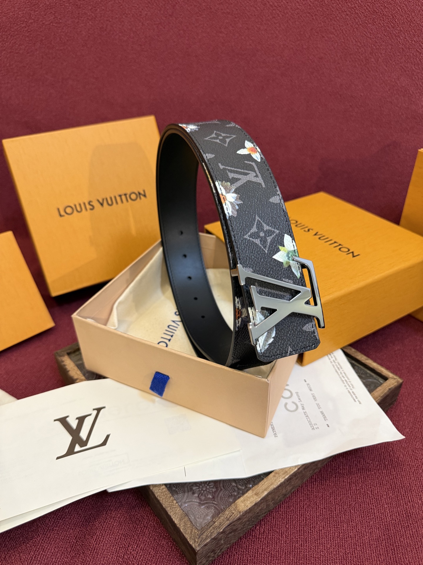 LV Initiales Monogram Flower 双面腰带以 Monogram 印花和撞色花卉焕