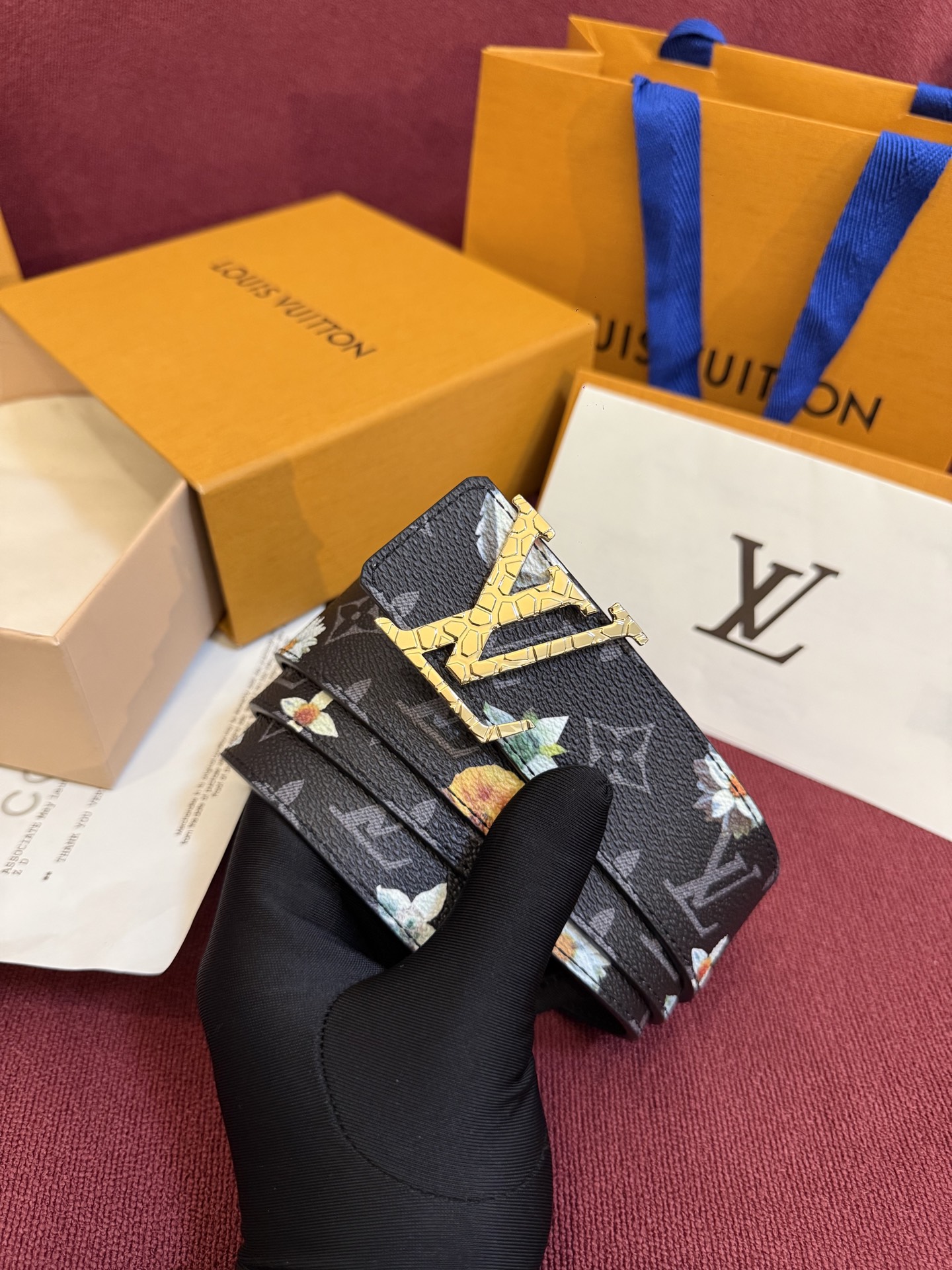 LV Initiales Monogram Flower 双面腰带以 Monogram 印花和撞色花卉焕