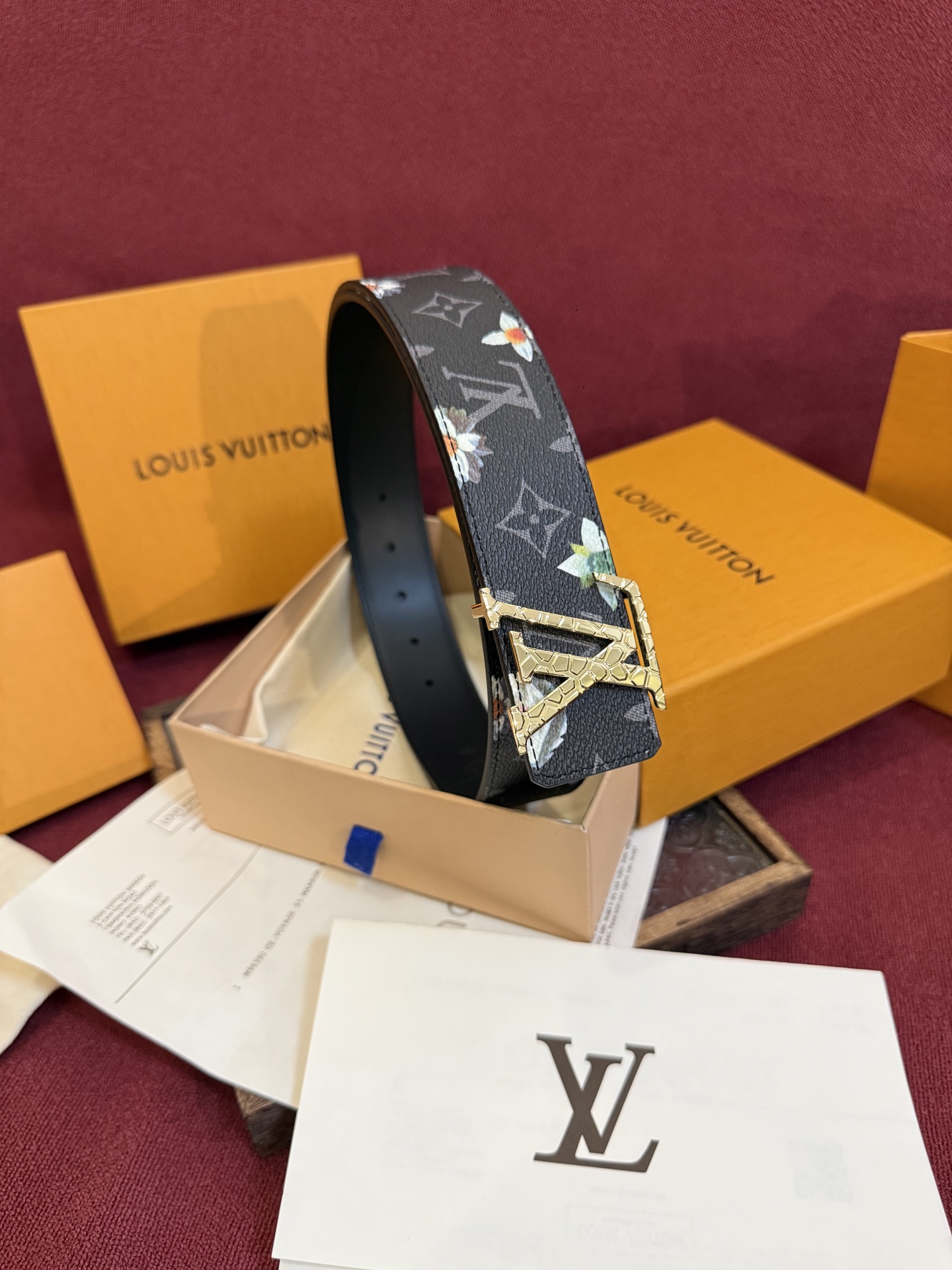 LV Initiales Monogram Flower 双面腰带以 Monogram 印花和撞色花卉焕