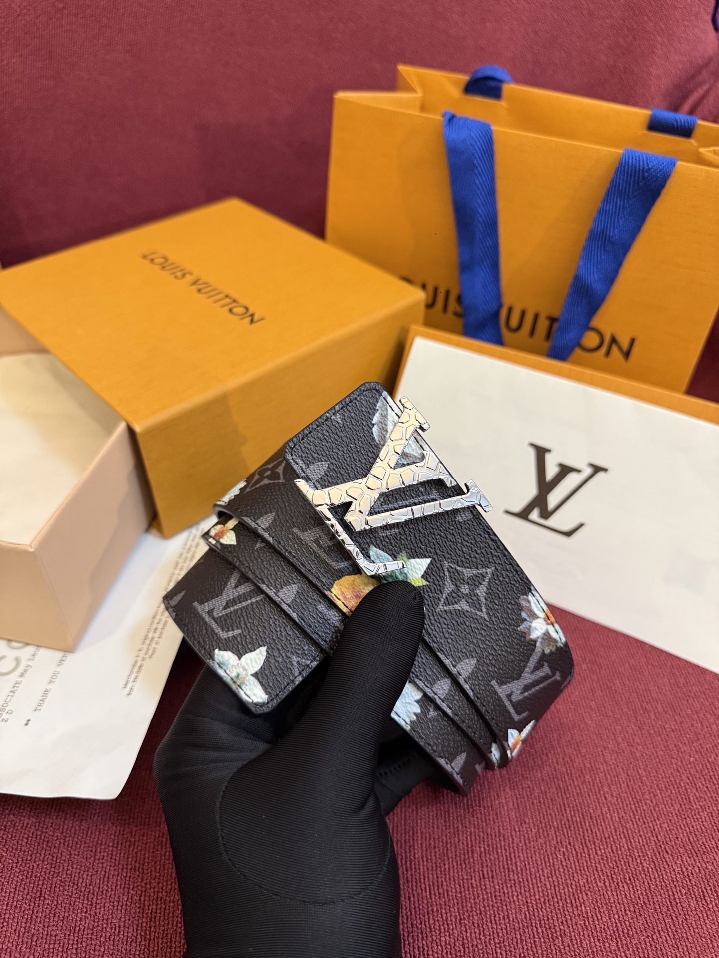 LV Initiales Monogram Flower 双面腰带以 Monogram 印花和撞色花卉焕