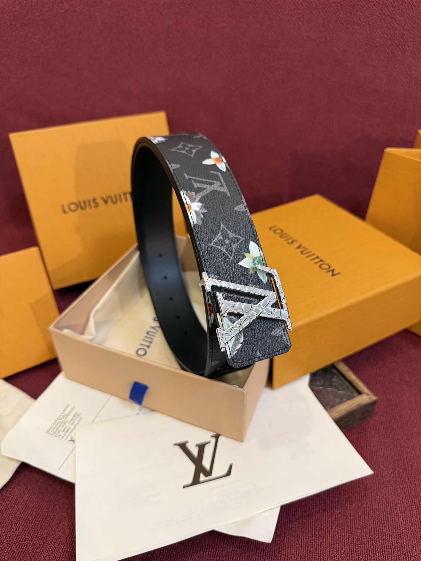 LV Initiales Monogram Flower 双面腰带以 Monogram 印花和撞色花卉焕