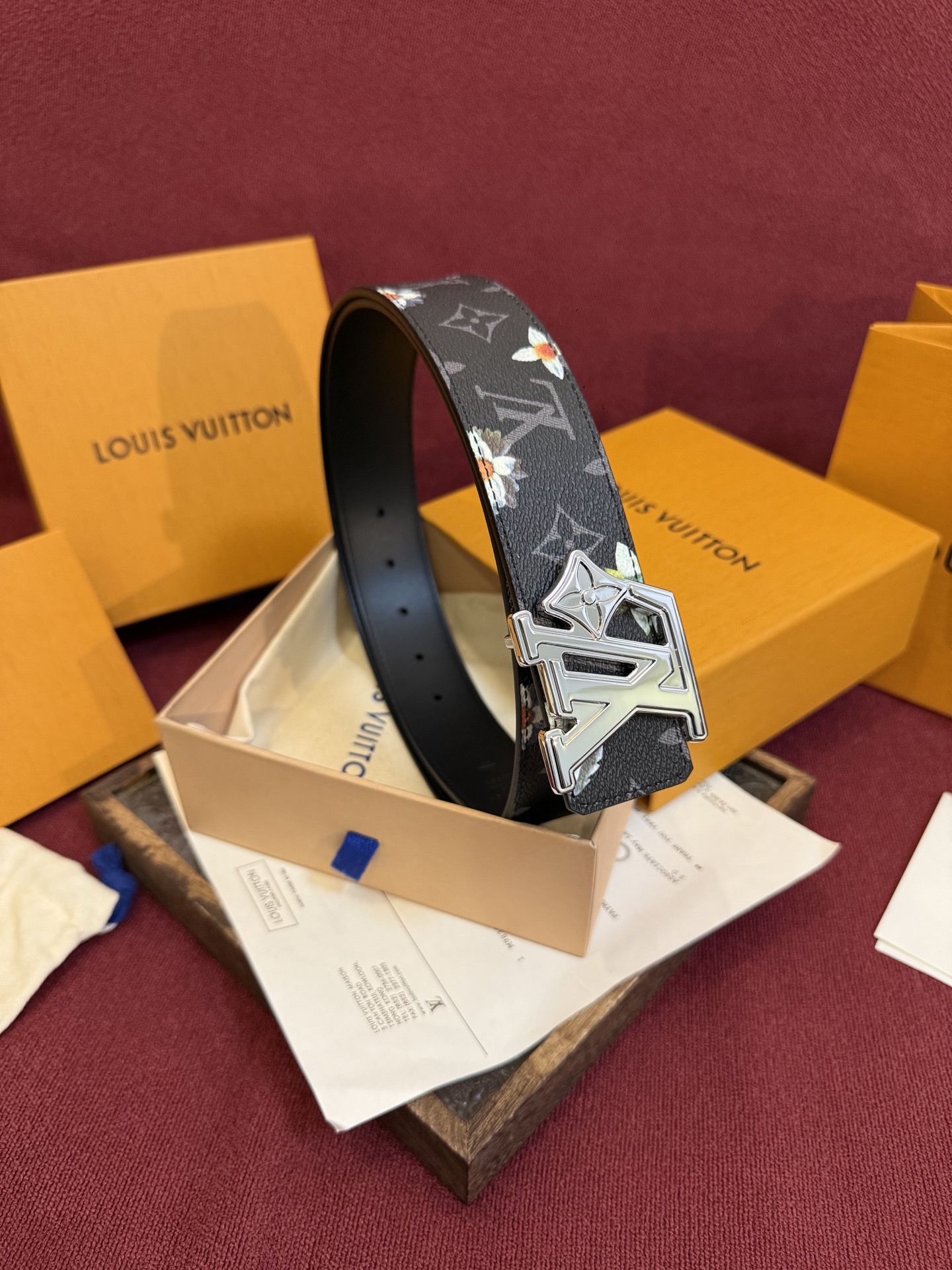 LV Initiales Monogram Flower 双面腰带以 Monogram 印花和撞色花卉焕