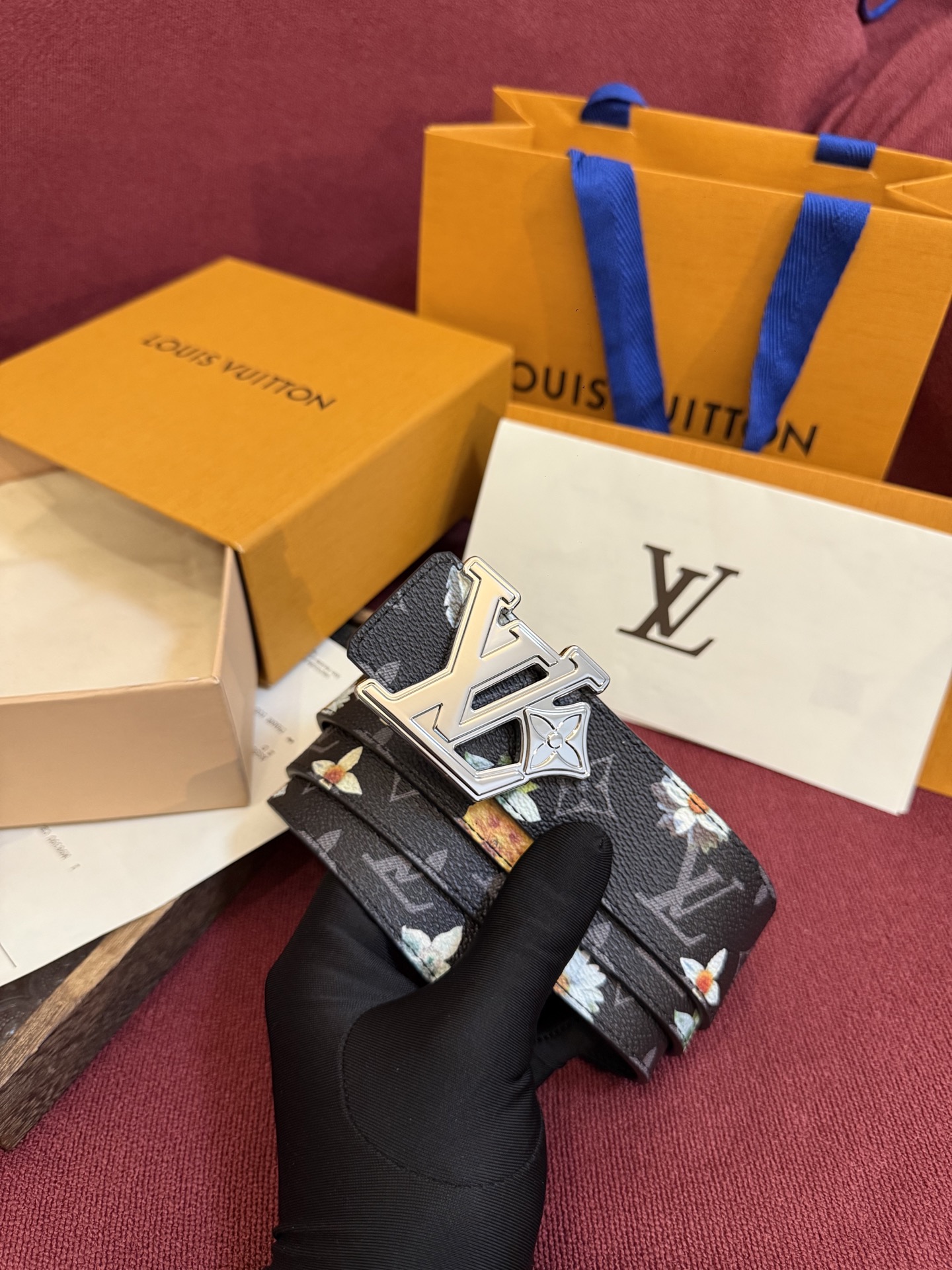 LV Initiales Monogram Flower 双面腰带以 Monogram 印花和撞色花卉焕