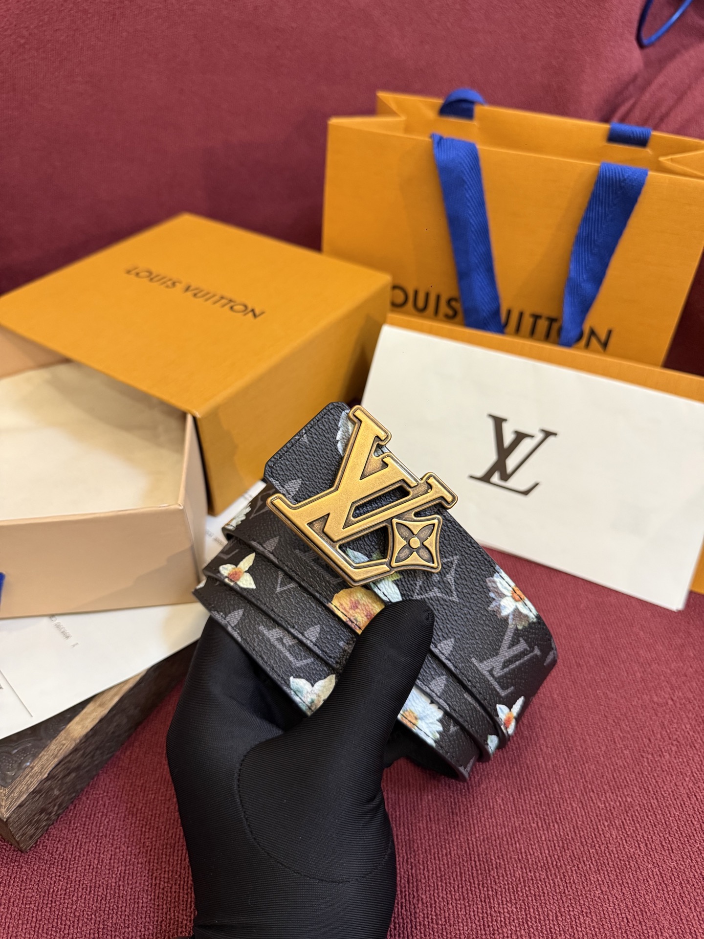 LV Initiales Monogram Flower 双面腰带以 Monogram 印花和撞色花卉焕