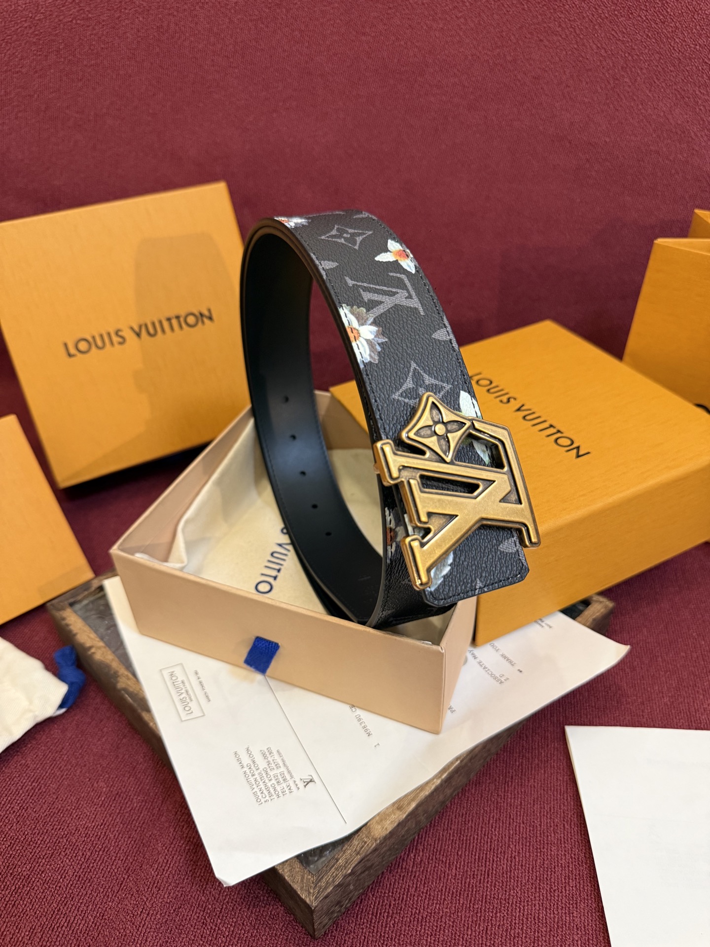 LV Initiales Monogram Flower 双面腰带以 Monogram 印花和撞色花卉焕