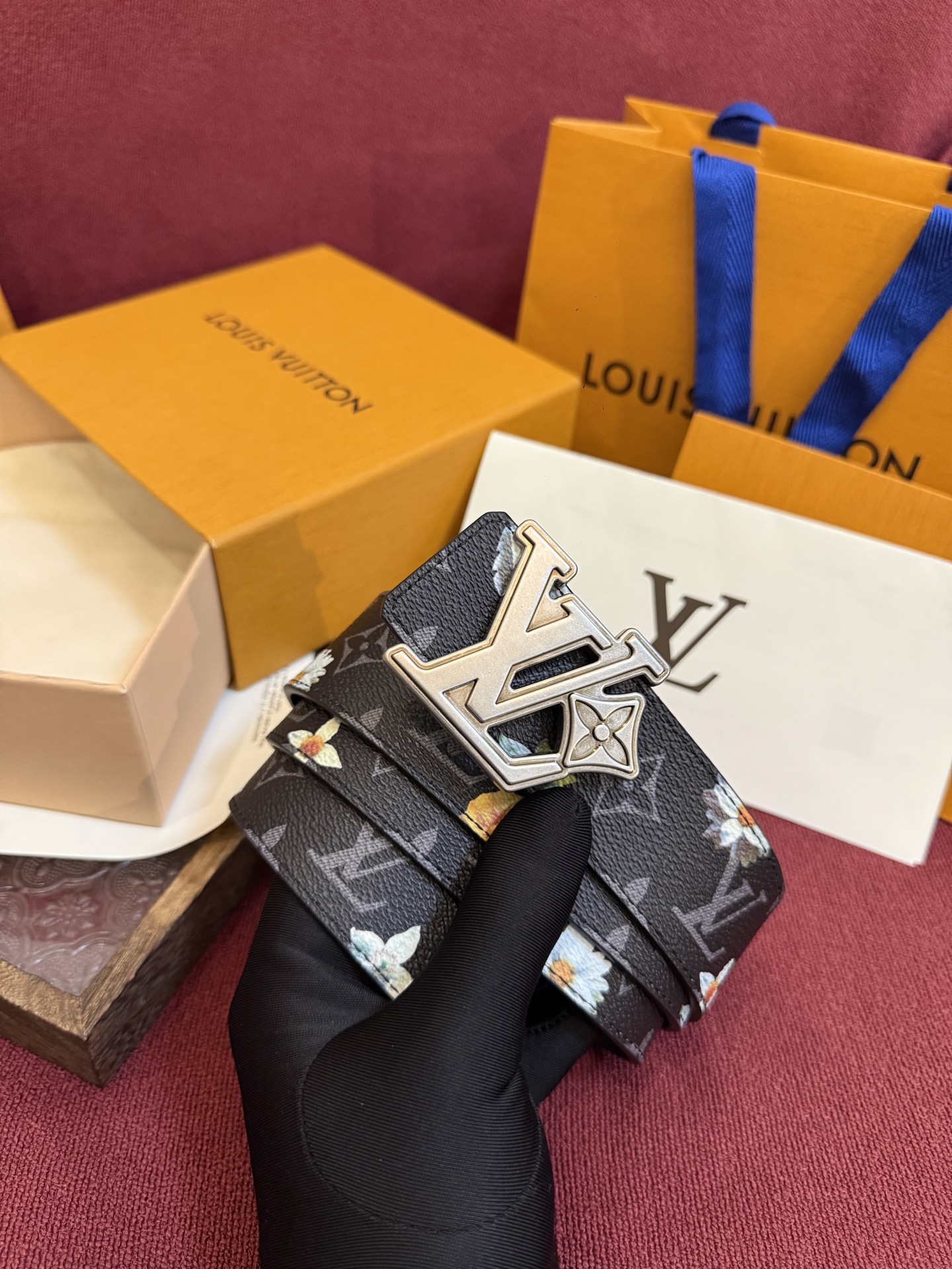 LV Initiales Monogram Flower 双面腰带以 Monogram 印花和撞色花卉焕