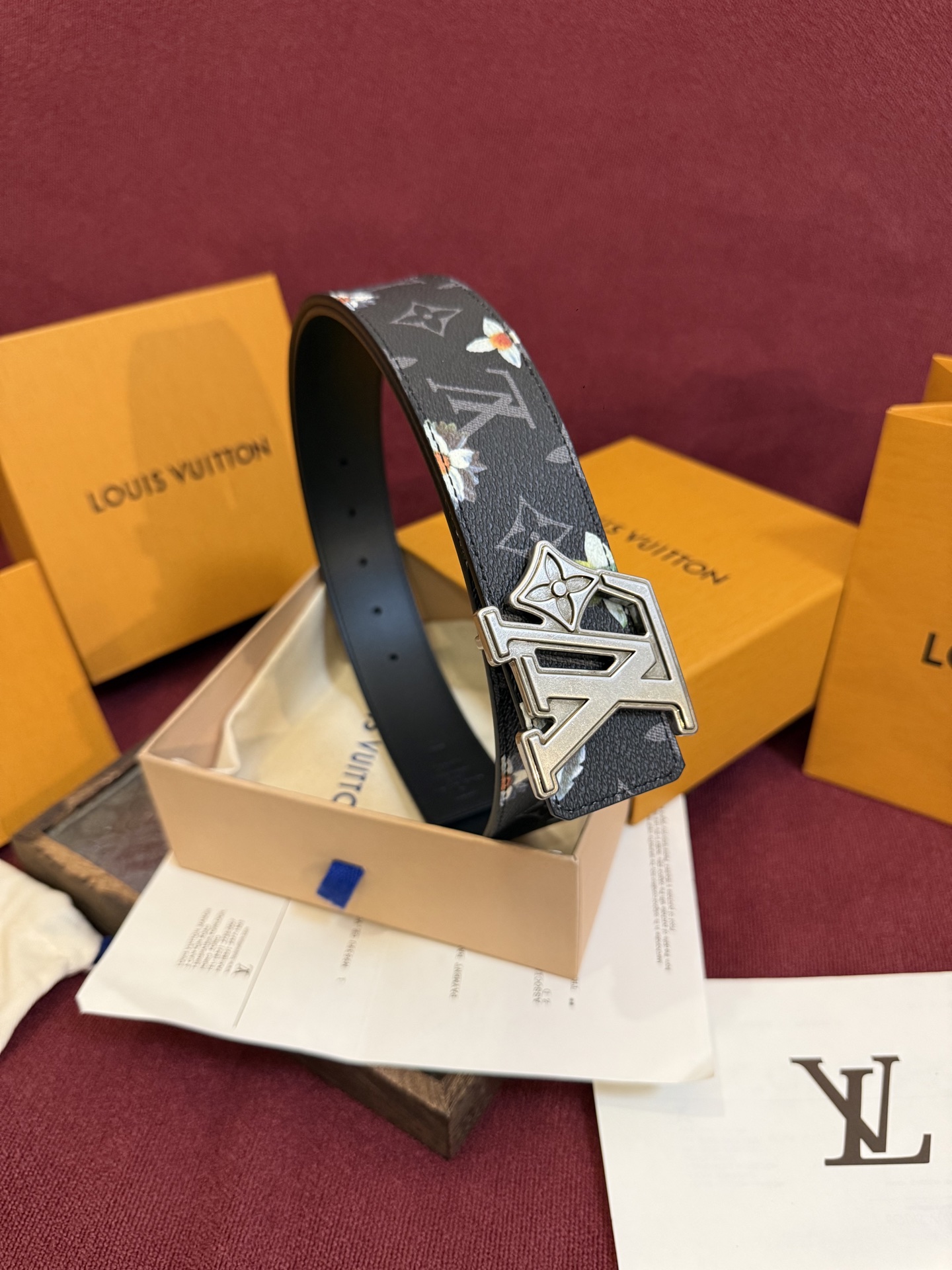 LV Initiales Monogram Flower 双面腰带以 Monogram 印花和撞色花卉焕