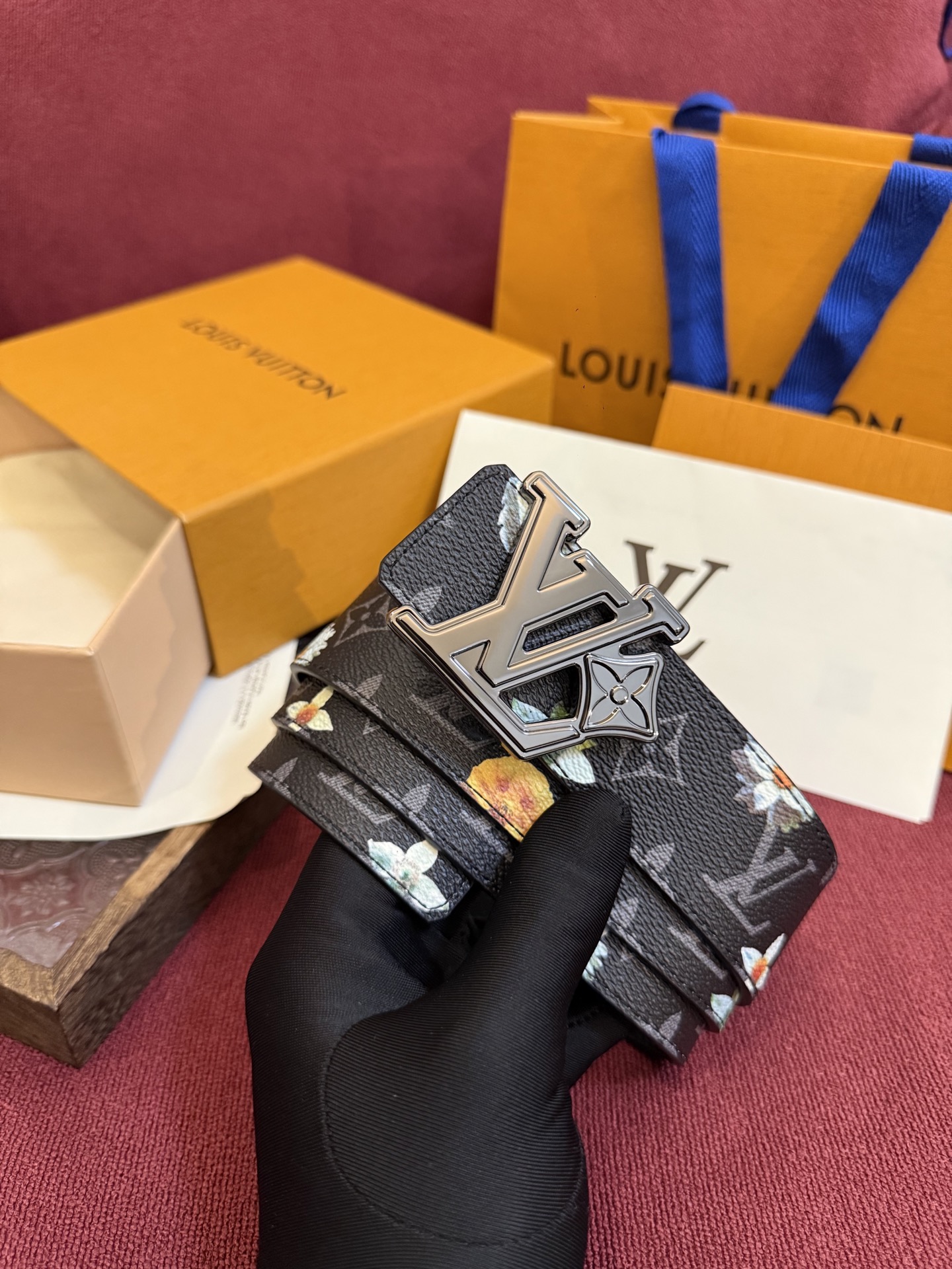 LV Initiales Monogram Flower 双面腰带以 Monogram 印花和撞色花卉焕