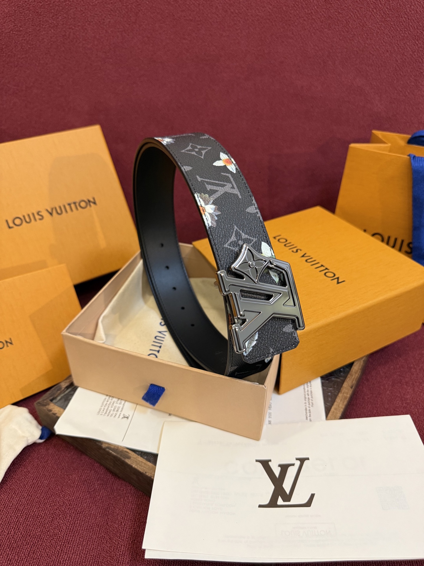 LV Initiales Monogram Flower 双面腰带以 Monogram 印花和撞色花卉焕