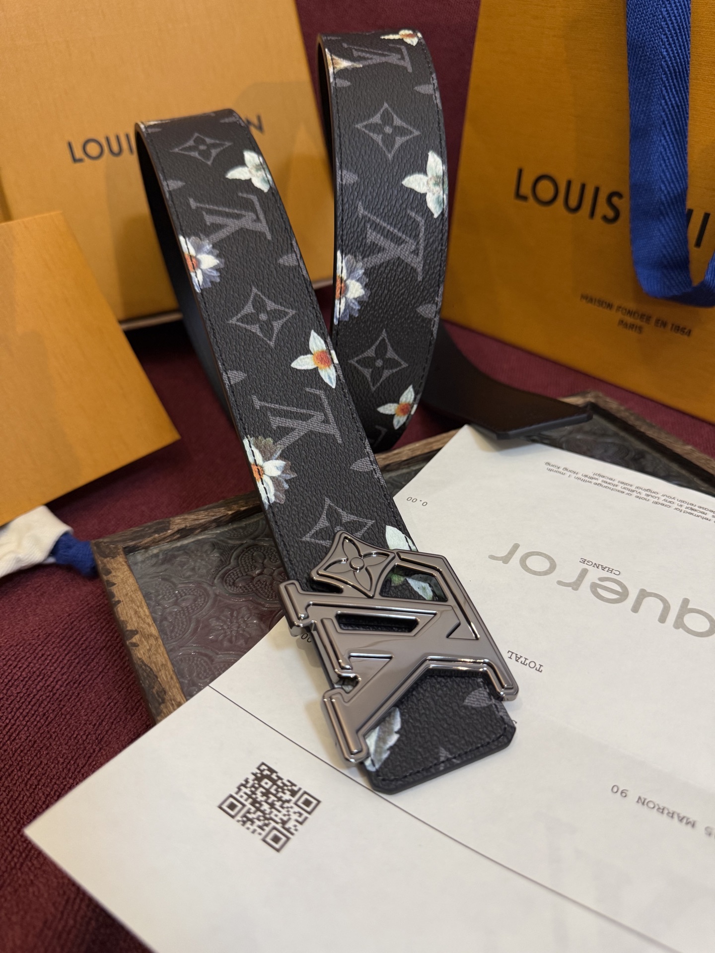 LV Initiales Monogram Flower 双面腰带以 Monogram 印花和撞色花卉焕新帆布一面