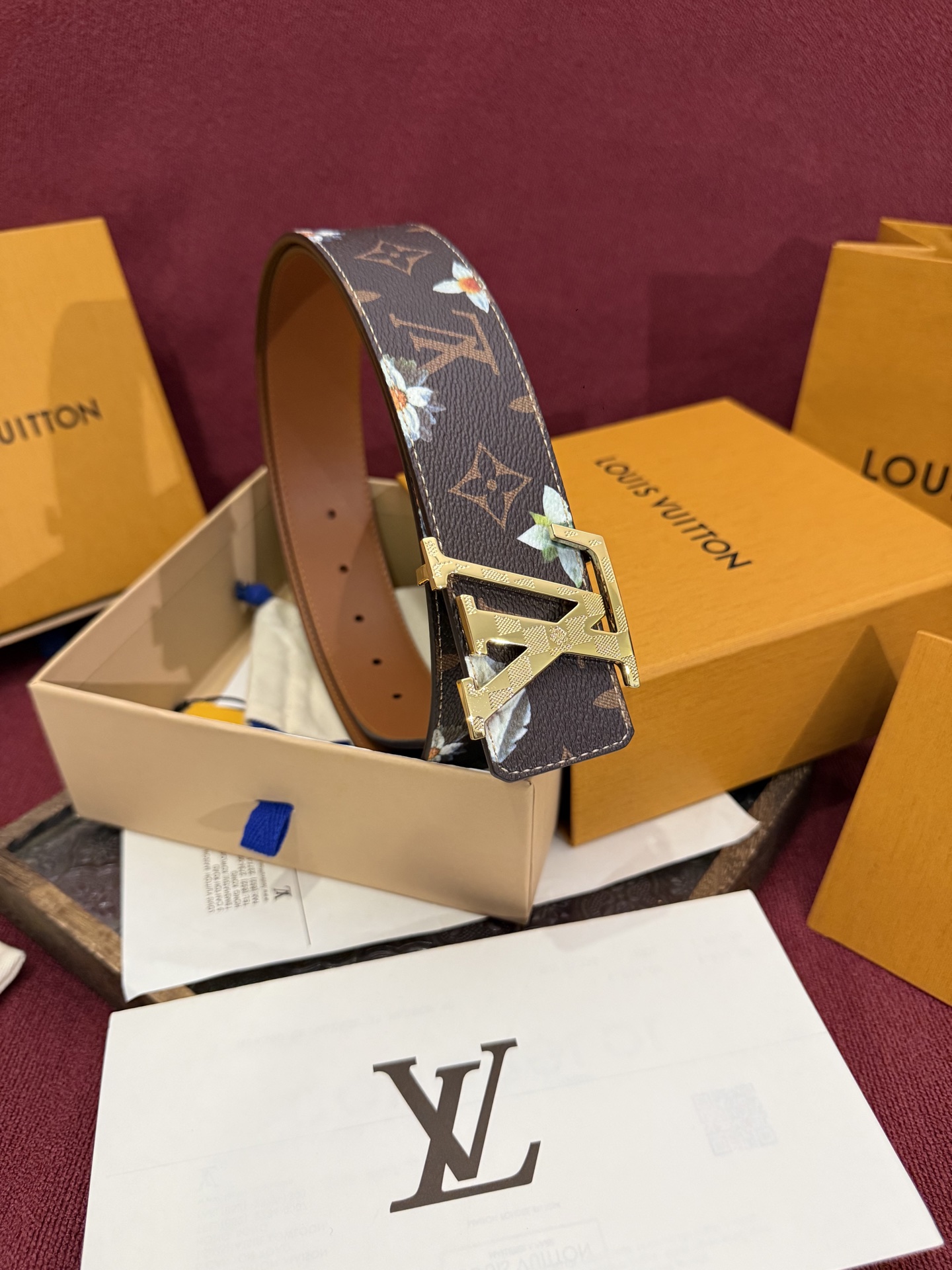 LV Initiales Monogram Flower 双面腰带以 Monogram 印花和撞色花卉焕