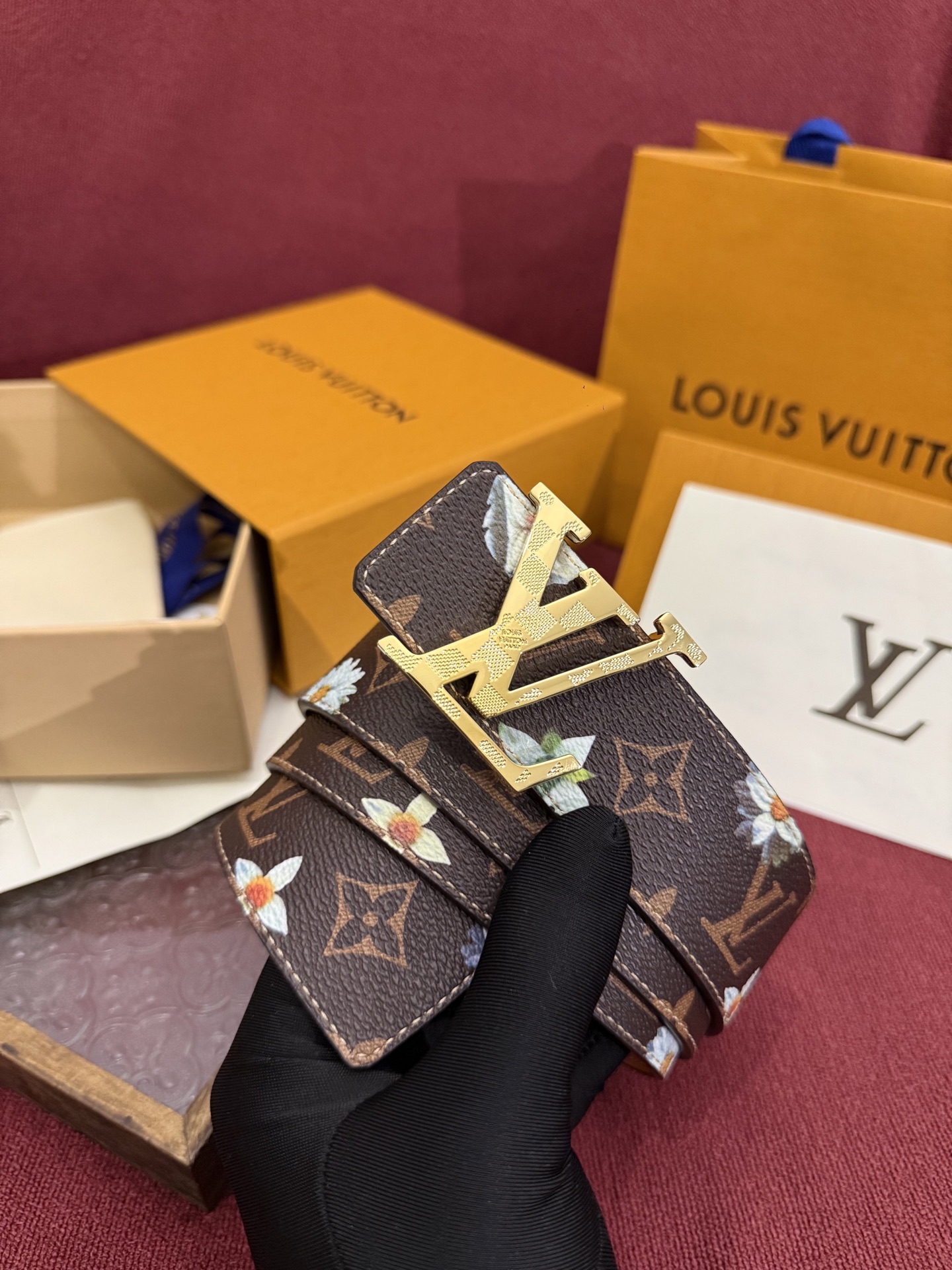 LV Initiales Monogram Flower 双面腰带以 Monogram 印花和撞色花卉焕