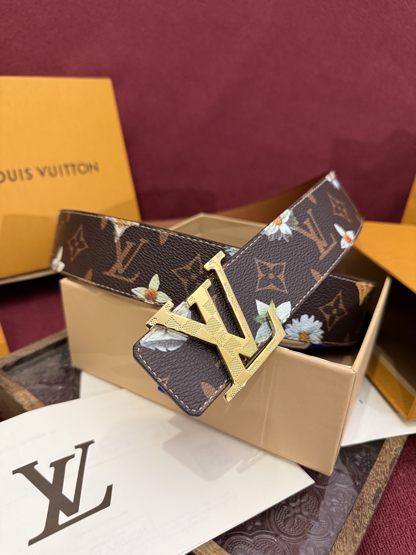 LV Initiales Monogram Flower 双面腰带以 Monogram 印花和撞色花卉焕