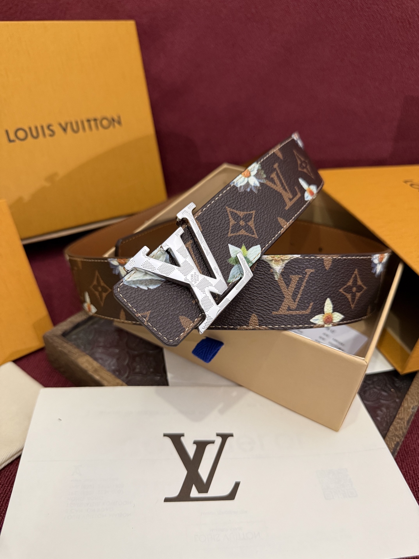 LV Initiales Monogram Flower 双面腰带以 Monogram 印花和撞色花卉焕