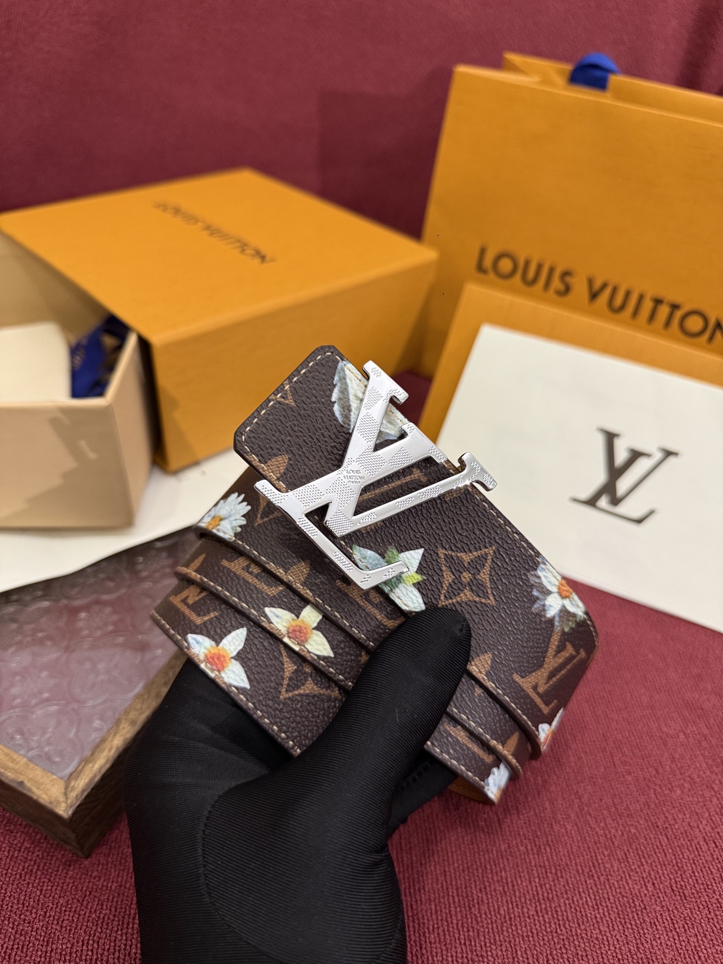 LV Initiales Monogram Flower 双面腰带以 Monogram 印花和撞色花卉焕