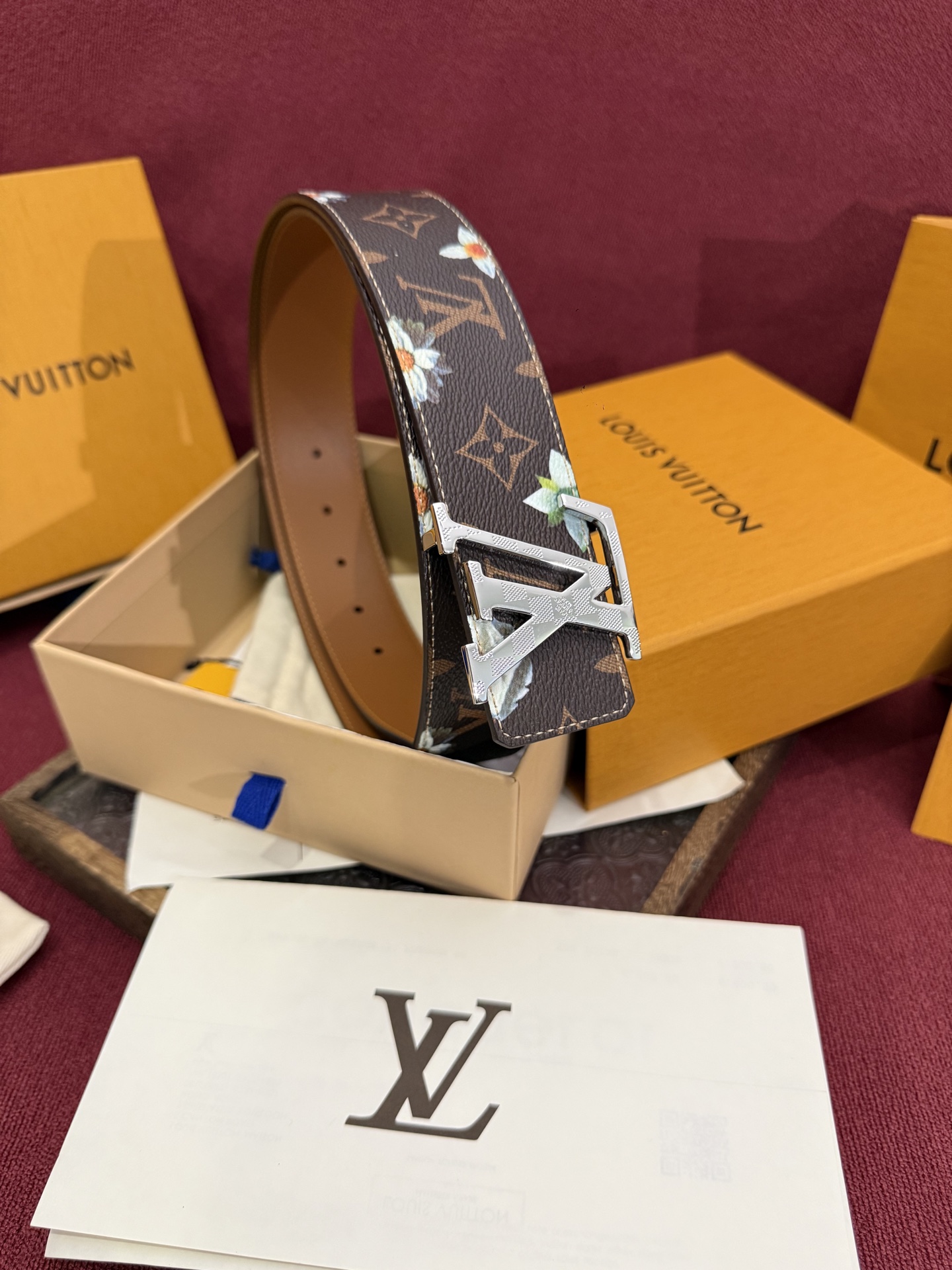 LV Initiales Monogram Flower 双面腰带以 Monogram 印花和撞色花卉焕