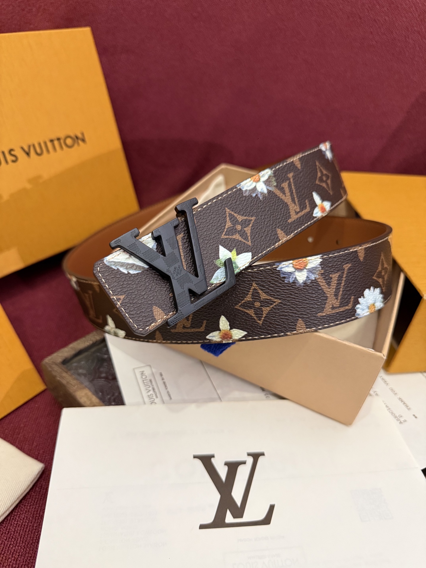 LV Initiales Monogram Flower 双面腰带以 Monogram 印花和撞色花卉焕