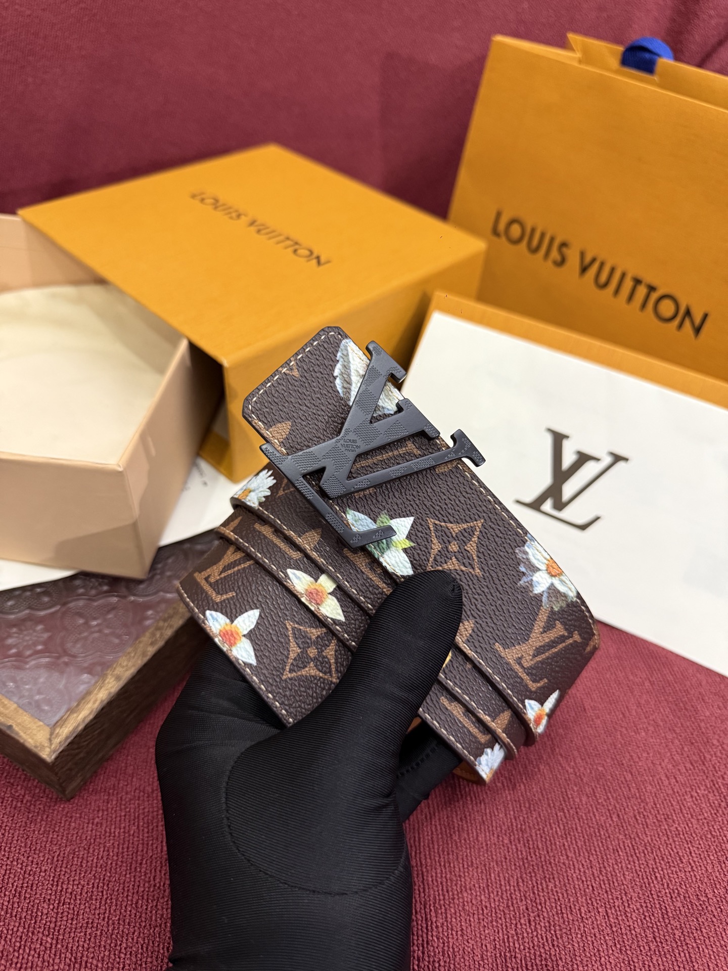 LV Initiales Monogram Flower 双面腰带以 Monogram 印花和撞色花卉焕