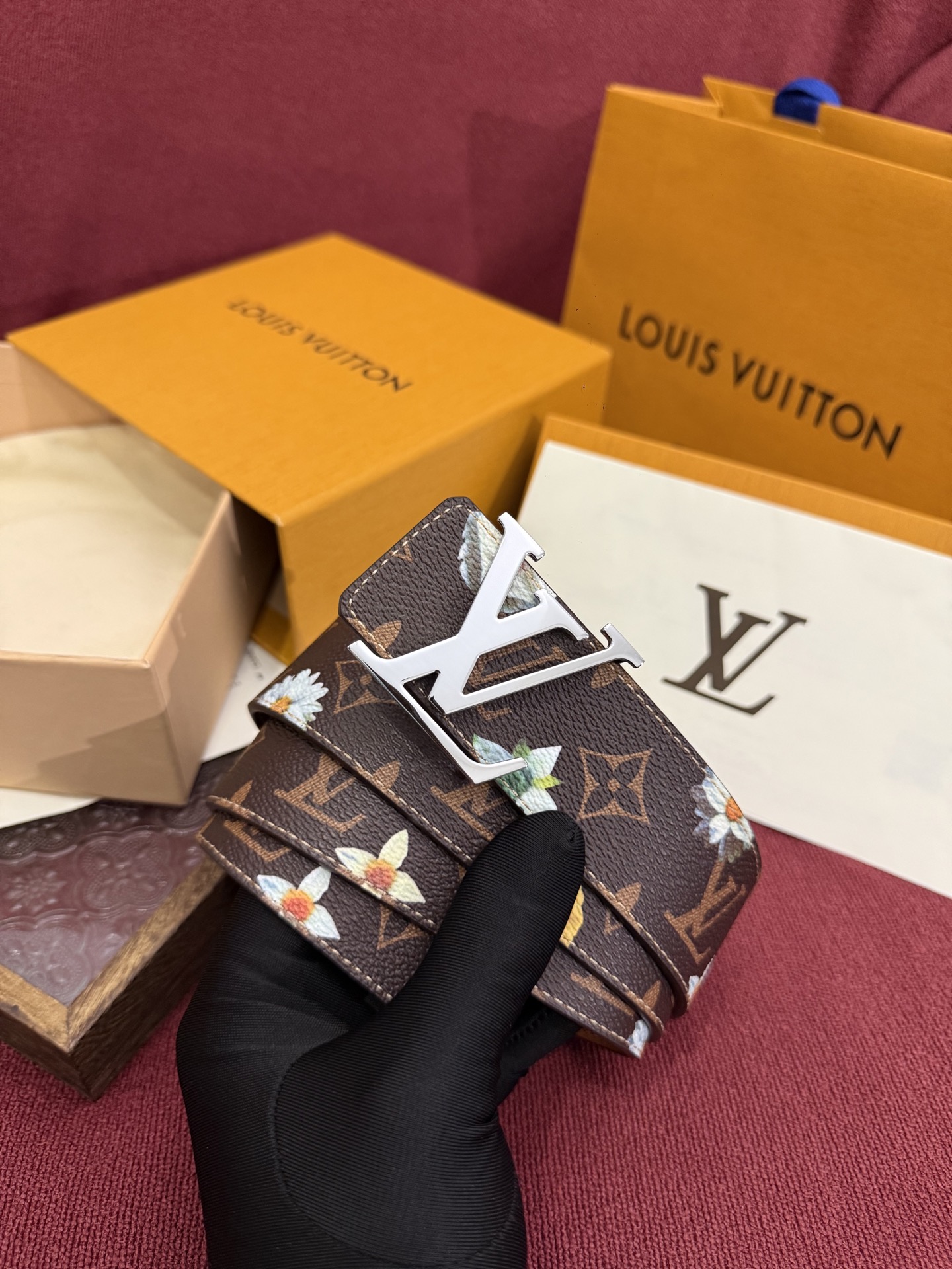 LV Initiales Monogram Flower 双面腰带以 Monogram 印花和撞色花卉焕