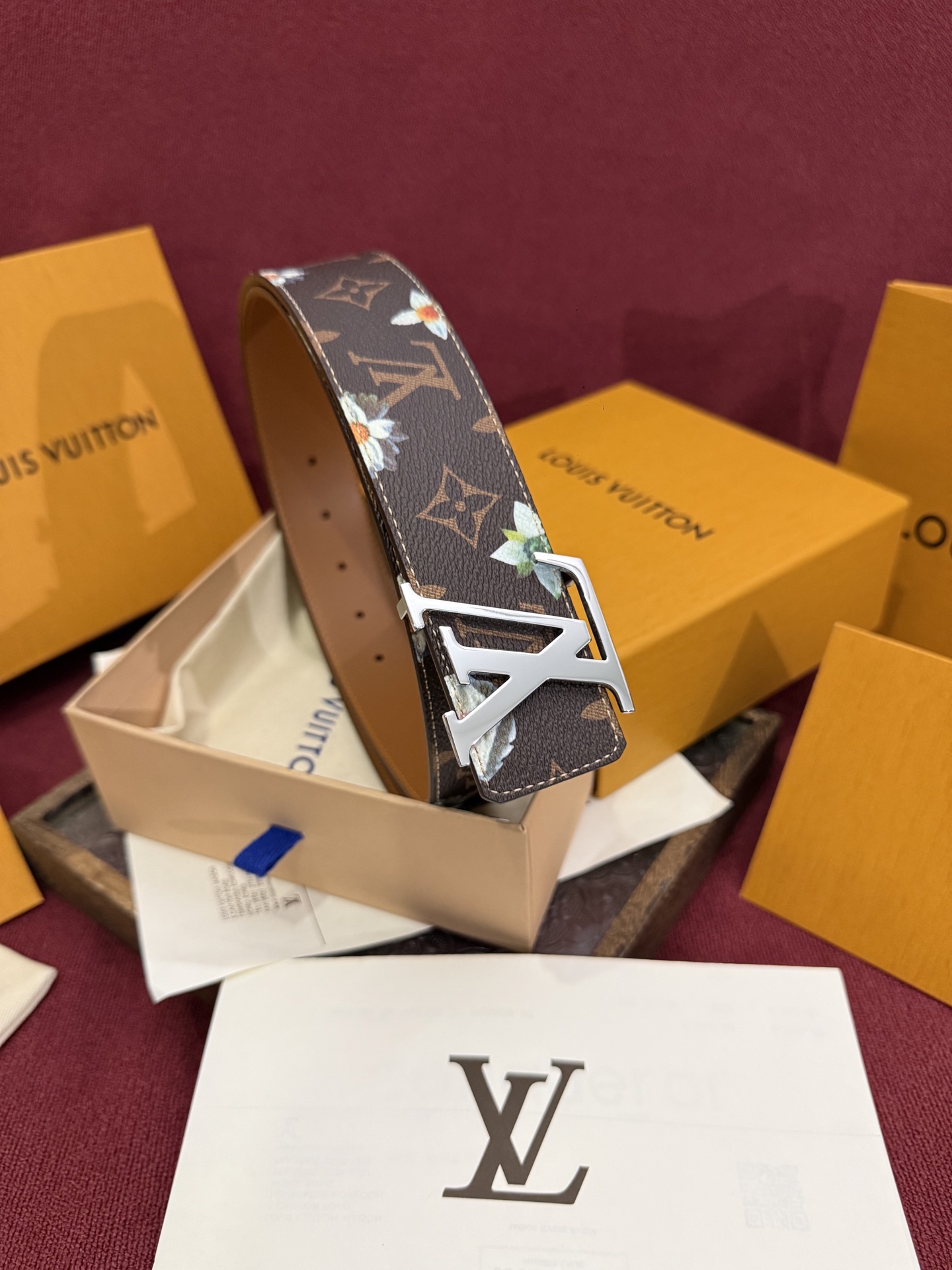 LV Initiales Monogram Flower 双面腰带以 Monogram 印花和撞色花卉焕