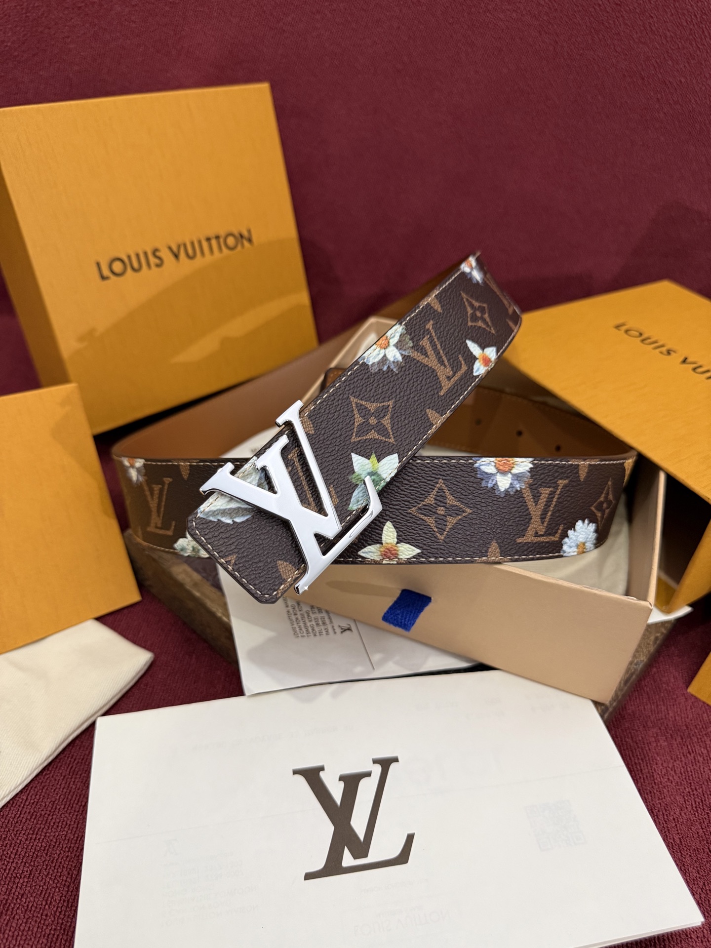 LV Initiales Monogram Flower 双面腰带以 Monogram 印花和撞色花卉焕