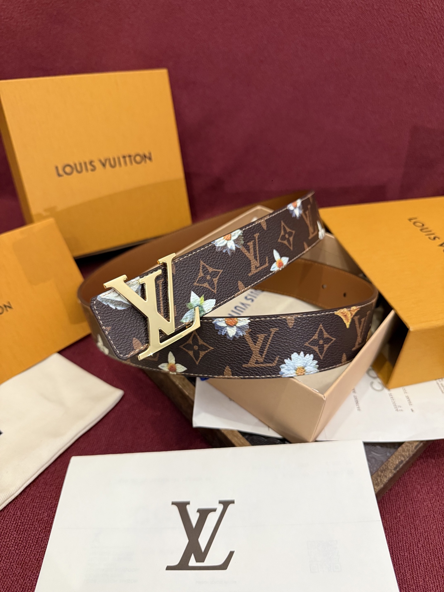 LV Initiales Monogram Flower 双面腰带以 Monogram 印花和撞色花卉焕