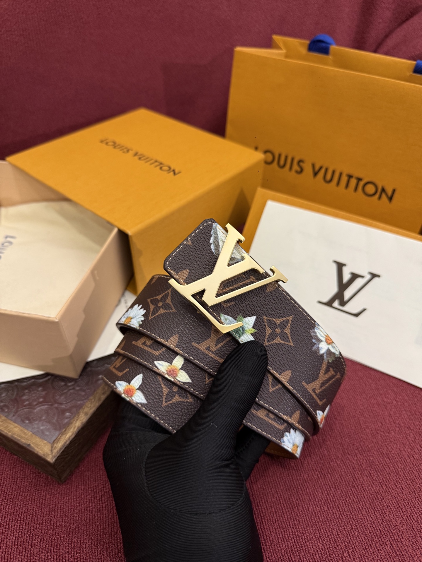 LV Initiales Monogram Flower 双面腰带以 Monogram 印花和撞色花卉焕