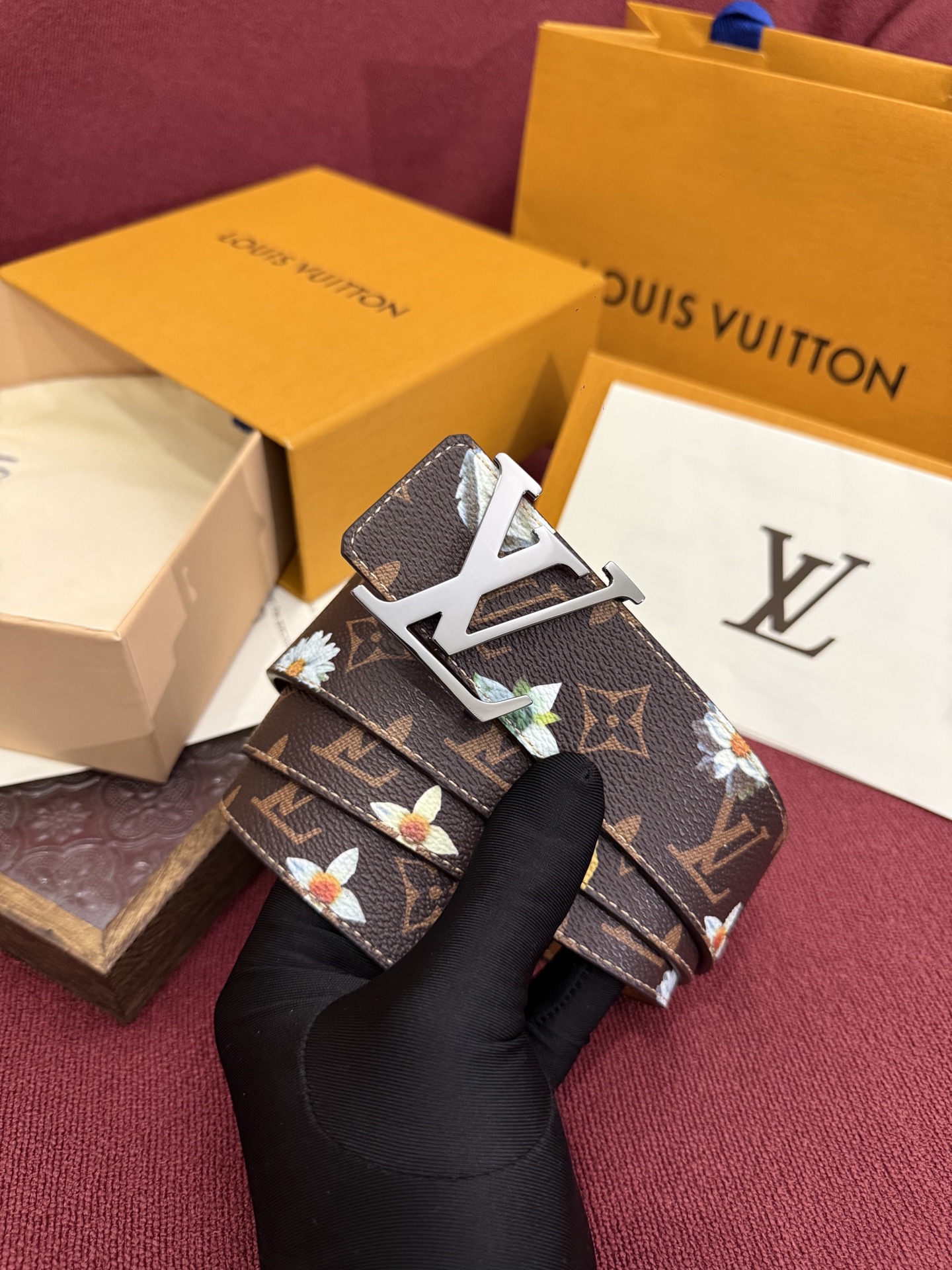 LV Initiales Monogram Flower 双面腰带以 Monogram 印花和撞色花卉焕