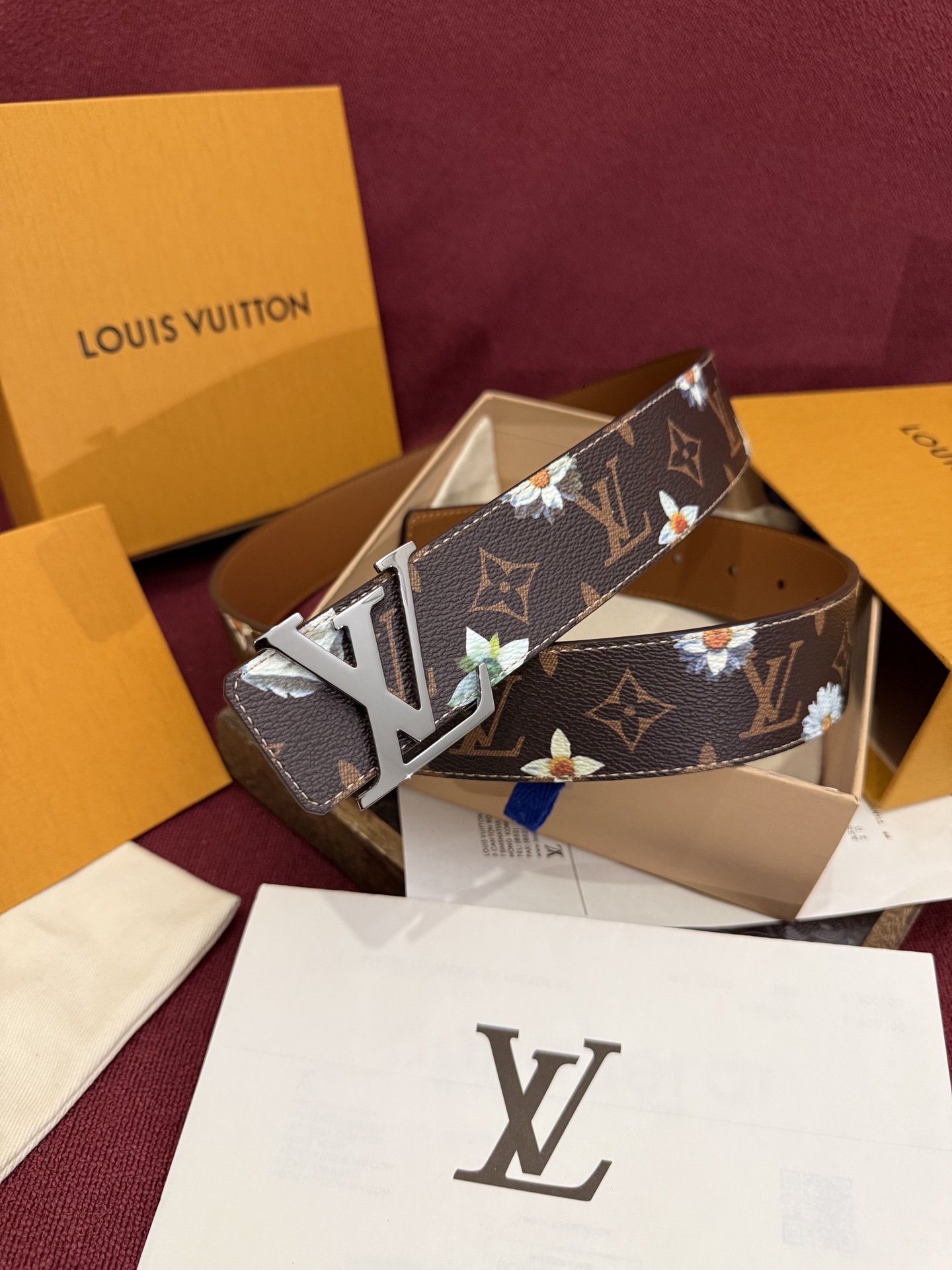 LV Initiales Monogram Flower 双面腰带以 Monogram 印花和撞色花卉焕