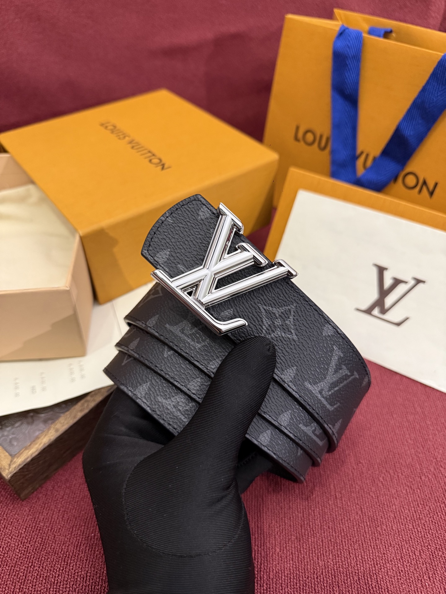 本款 LV Dimension Monogram Midnight 40 毫米双面腰带以前卫大胆的单色现
