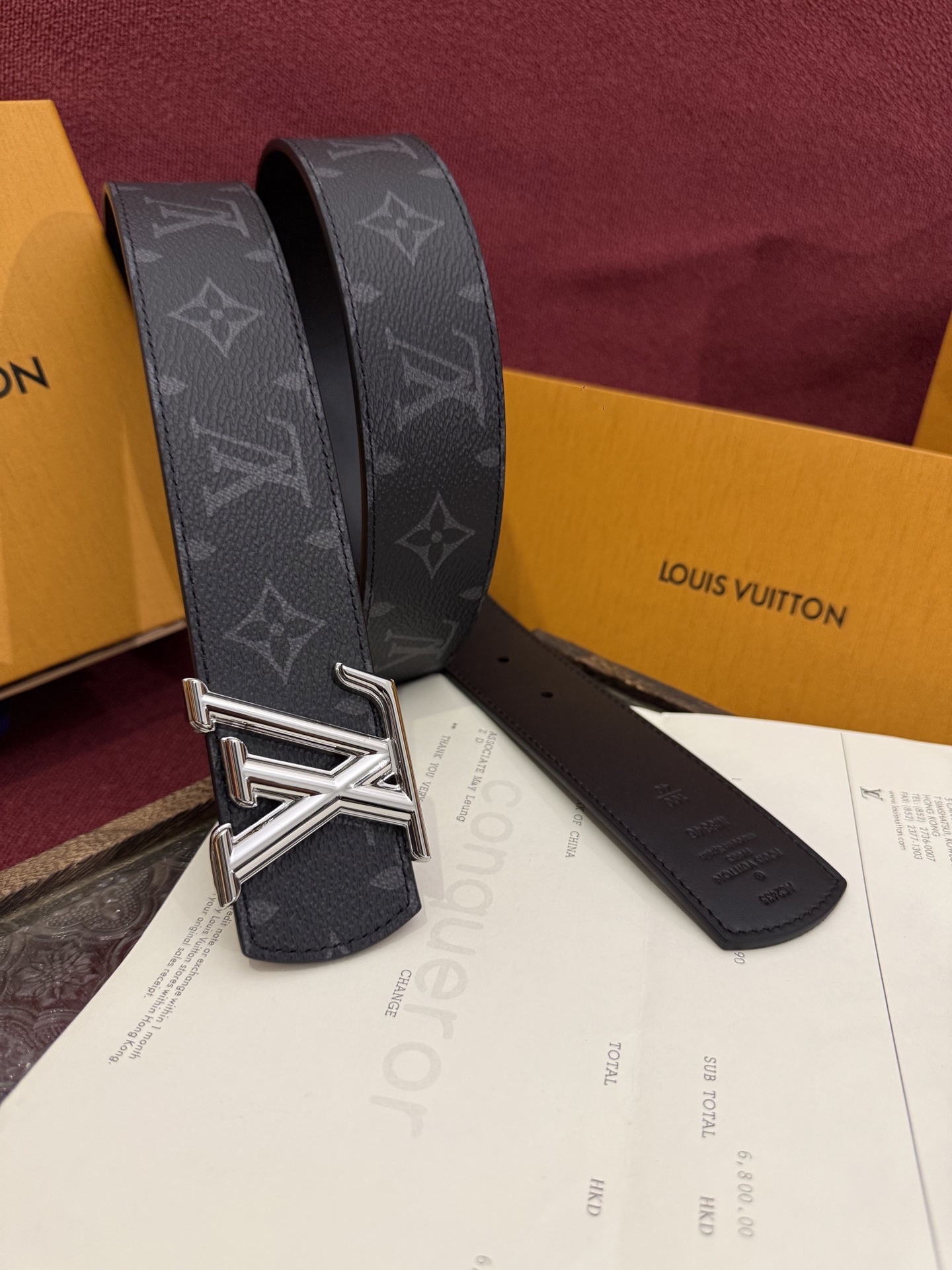 本款 LV Dimension Monogram Midnight 40 毫米双面腰带以前卫大胆的单色现