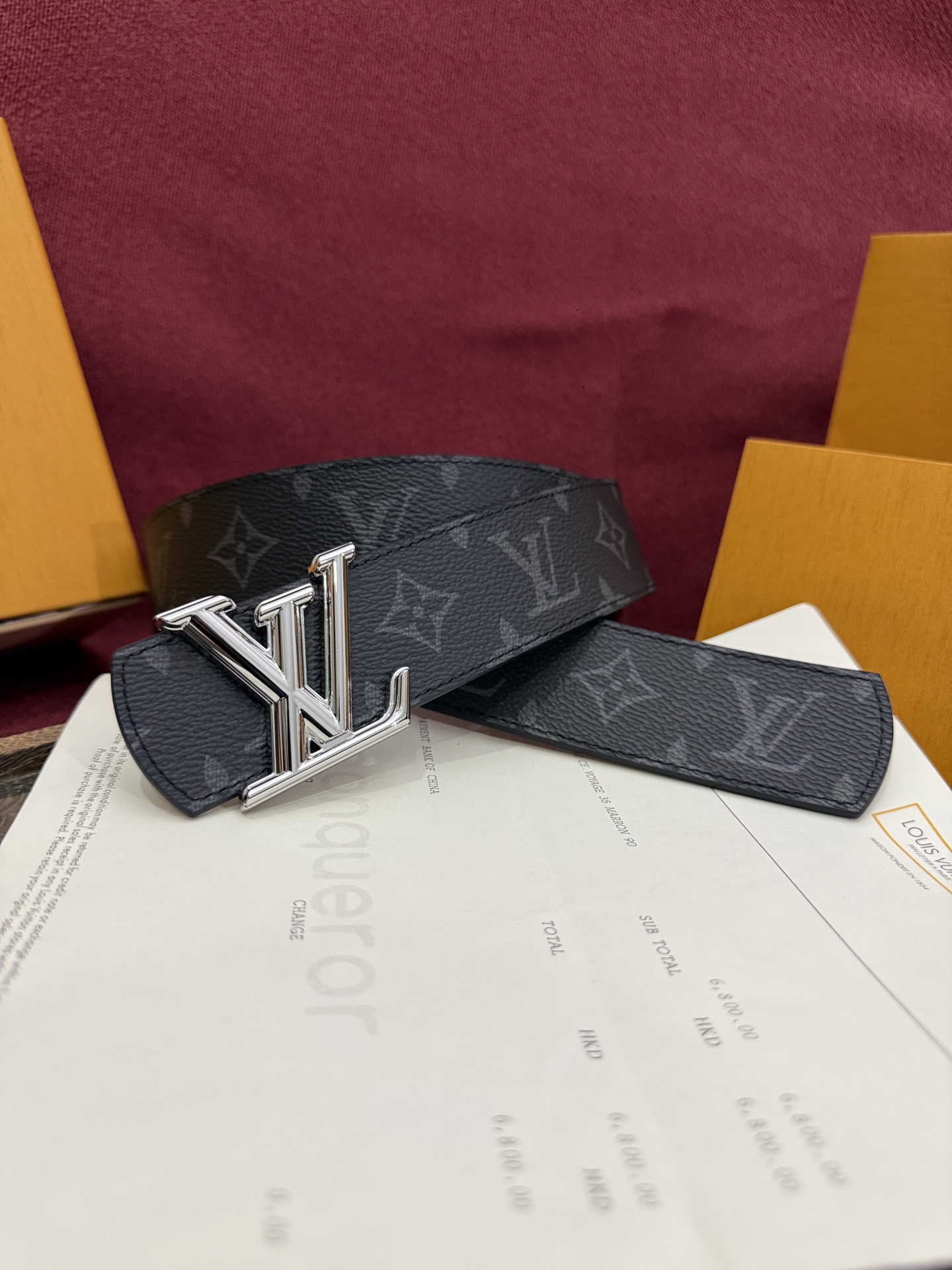 本款 LV Dimension Monogram Midnight 40 毫米双面腰带以前卫大胆的单色现