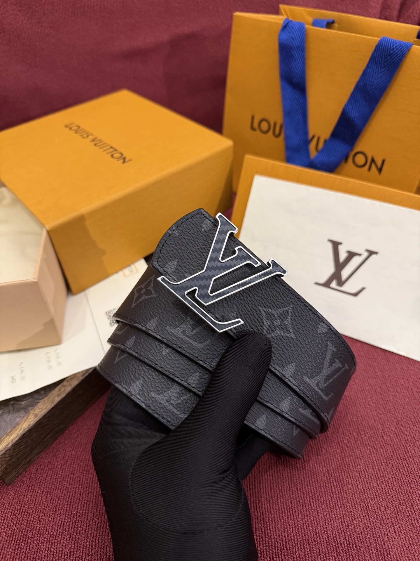 本款 LV Dimension Monogram Midnight 40 毫米双面腰带以前卫大胆的单色现