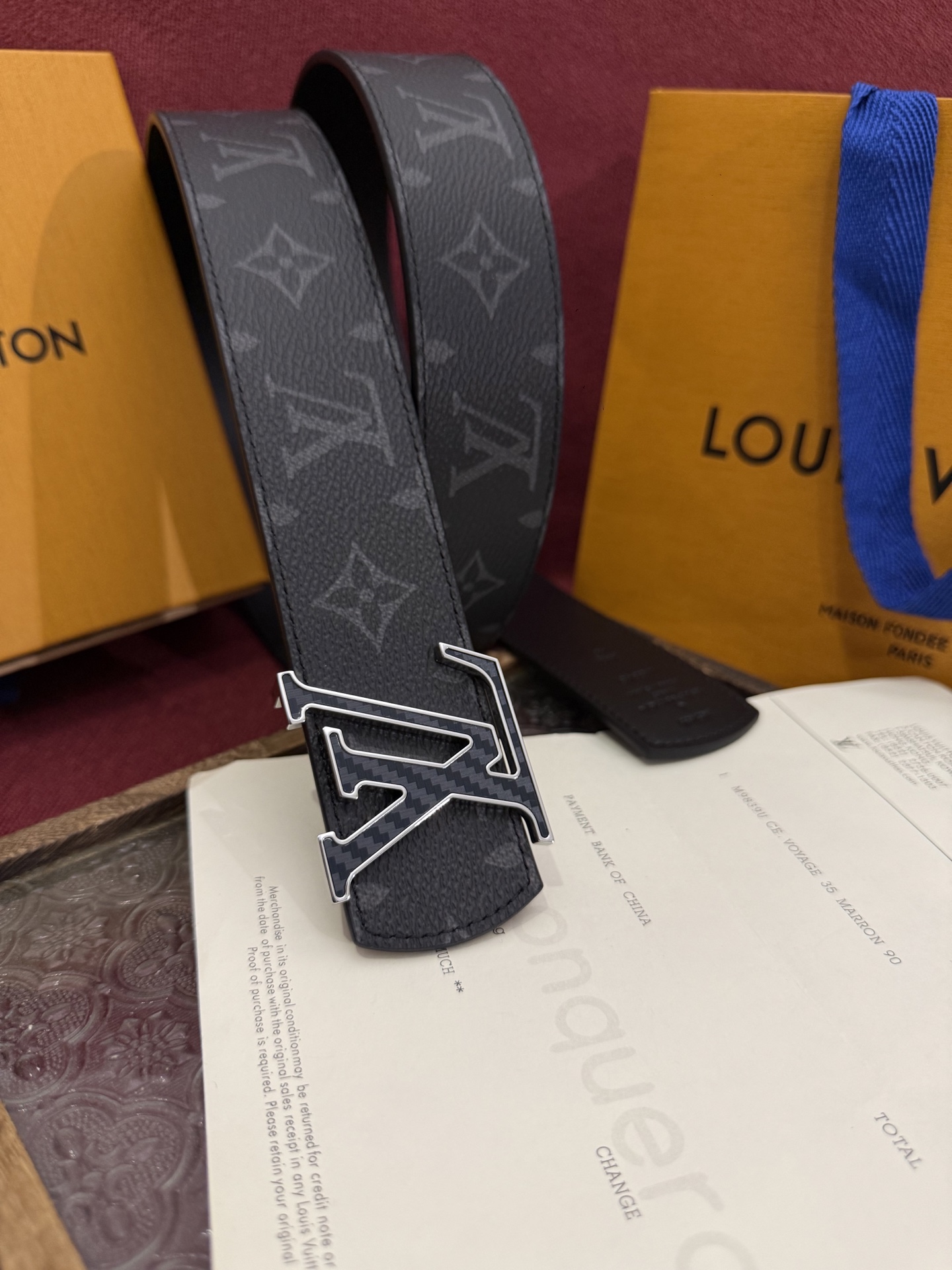 本款 LV Dimension Monogram Midnight 40 毫米双面腰带以前卫大胆的单色现
