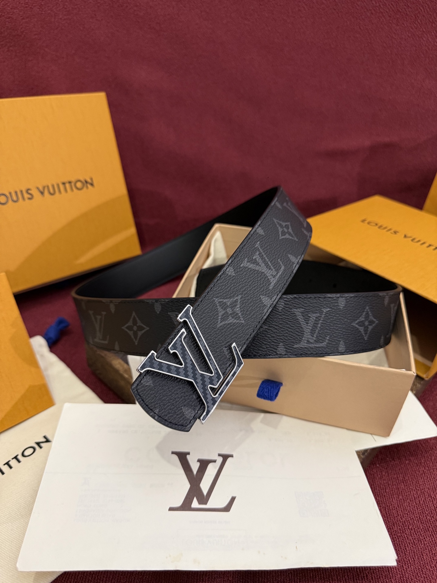 本款 LV Dimension Monogram Midnight 40 毫米双面腰带以前卫大胆的单色现