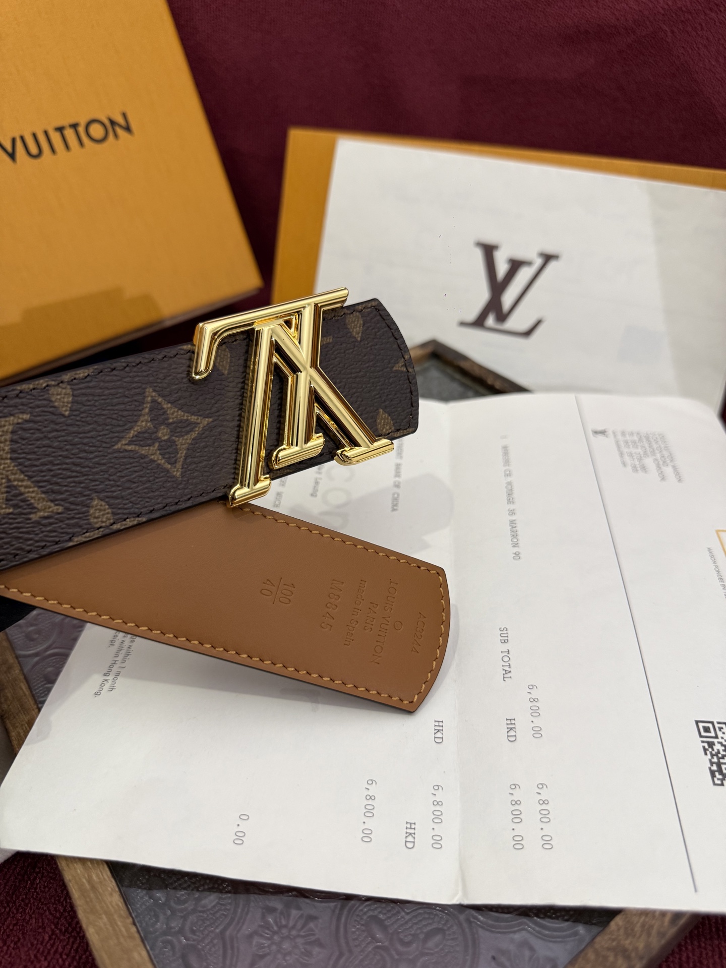 本款 LV Dimension Monogram Midnight 40 毫米双面腰带以前卫大胆的单色现