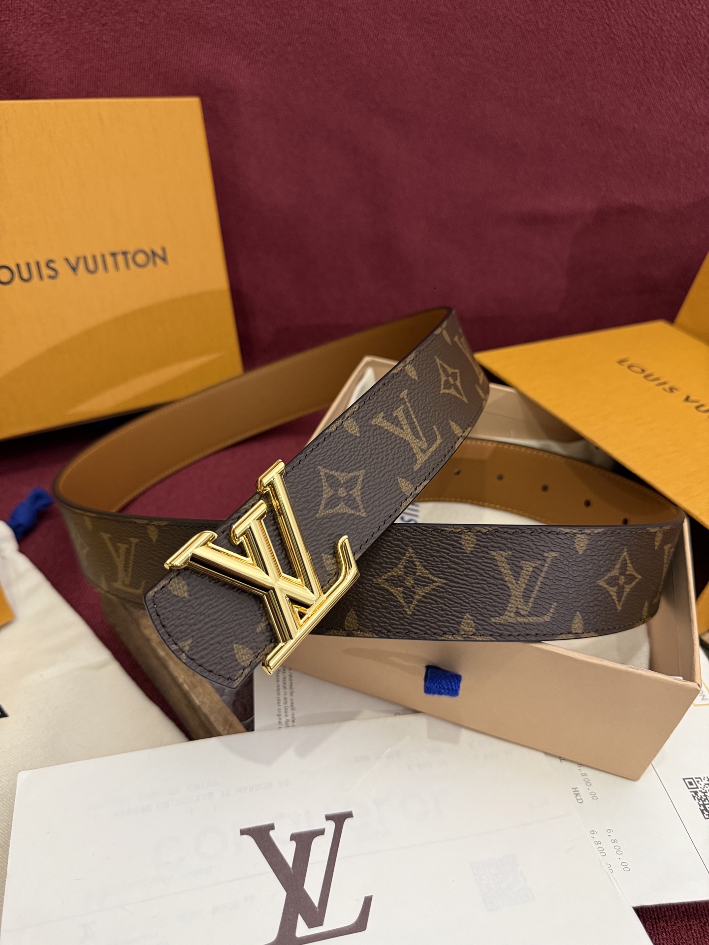 本款 LV Dimension Monogram Midnight 40 毫米双面腰带以前卫大胆的单色现