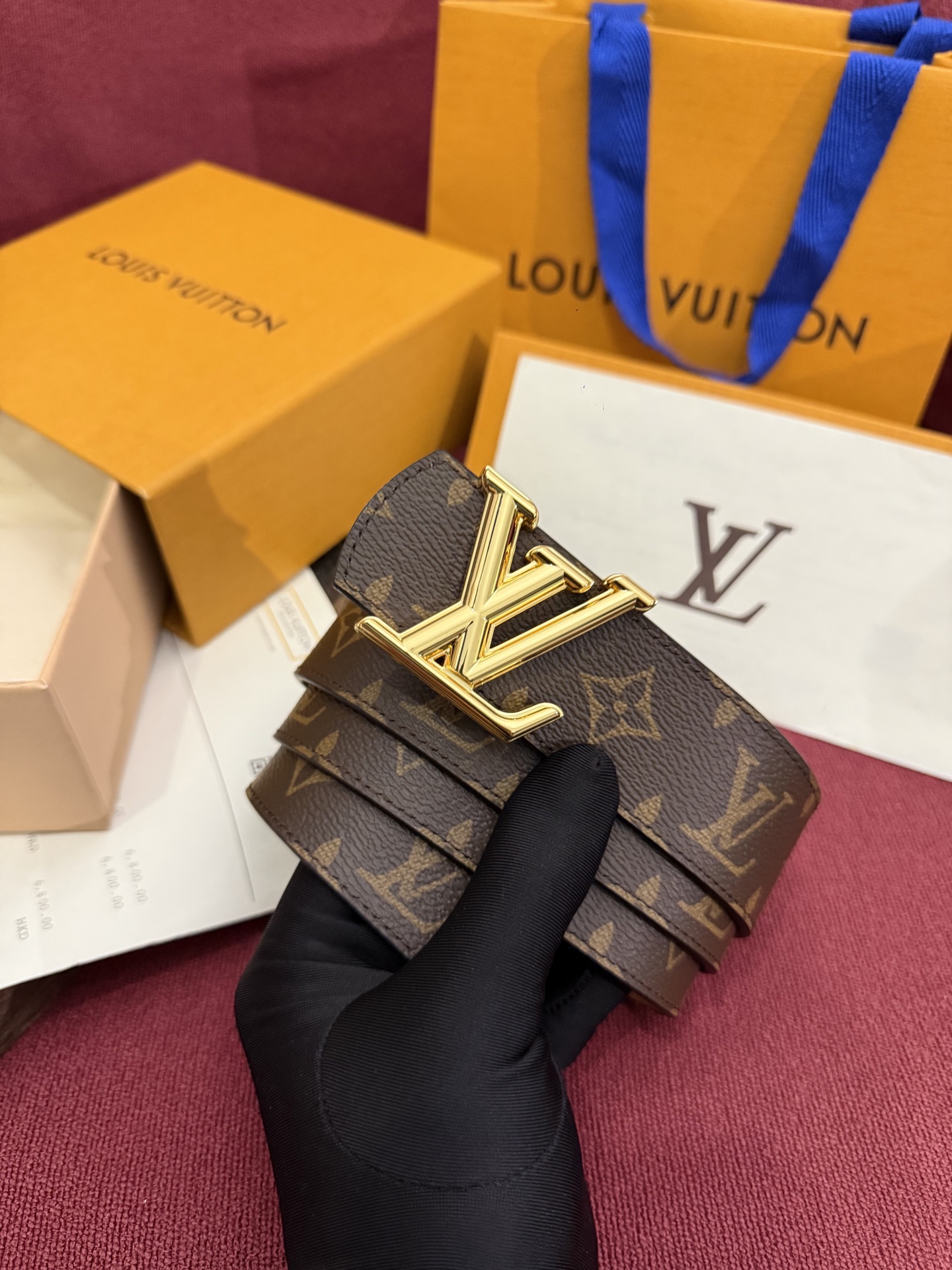 本款 LV Dimension Monogram Midnight 40 毫米双面腰带以前卫大胆的单色现