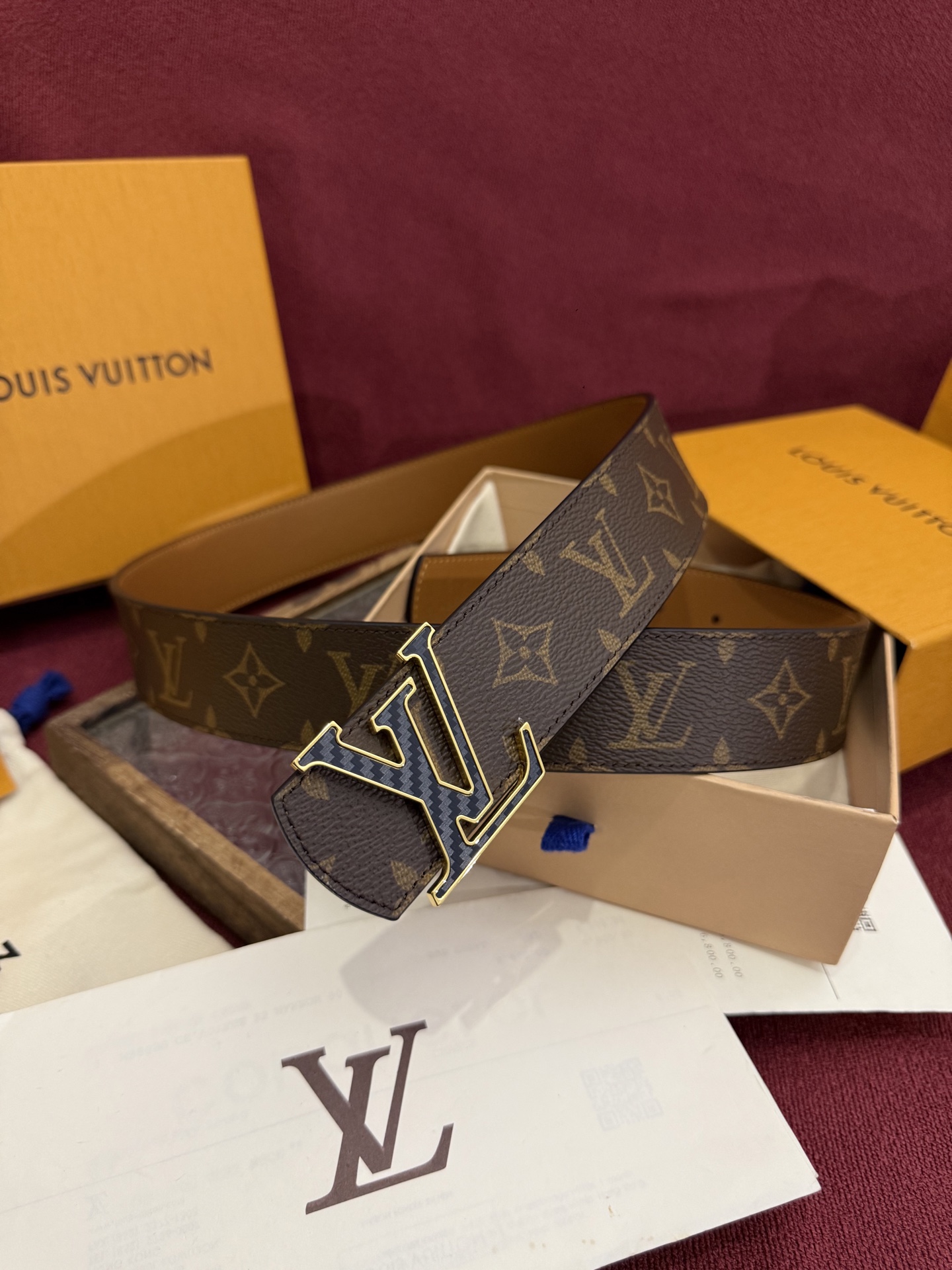 本款 LV Dimension Monogram Midnight 40 毫米双面腰带以前卫大胆的单色现