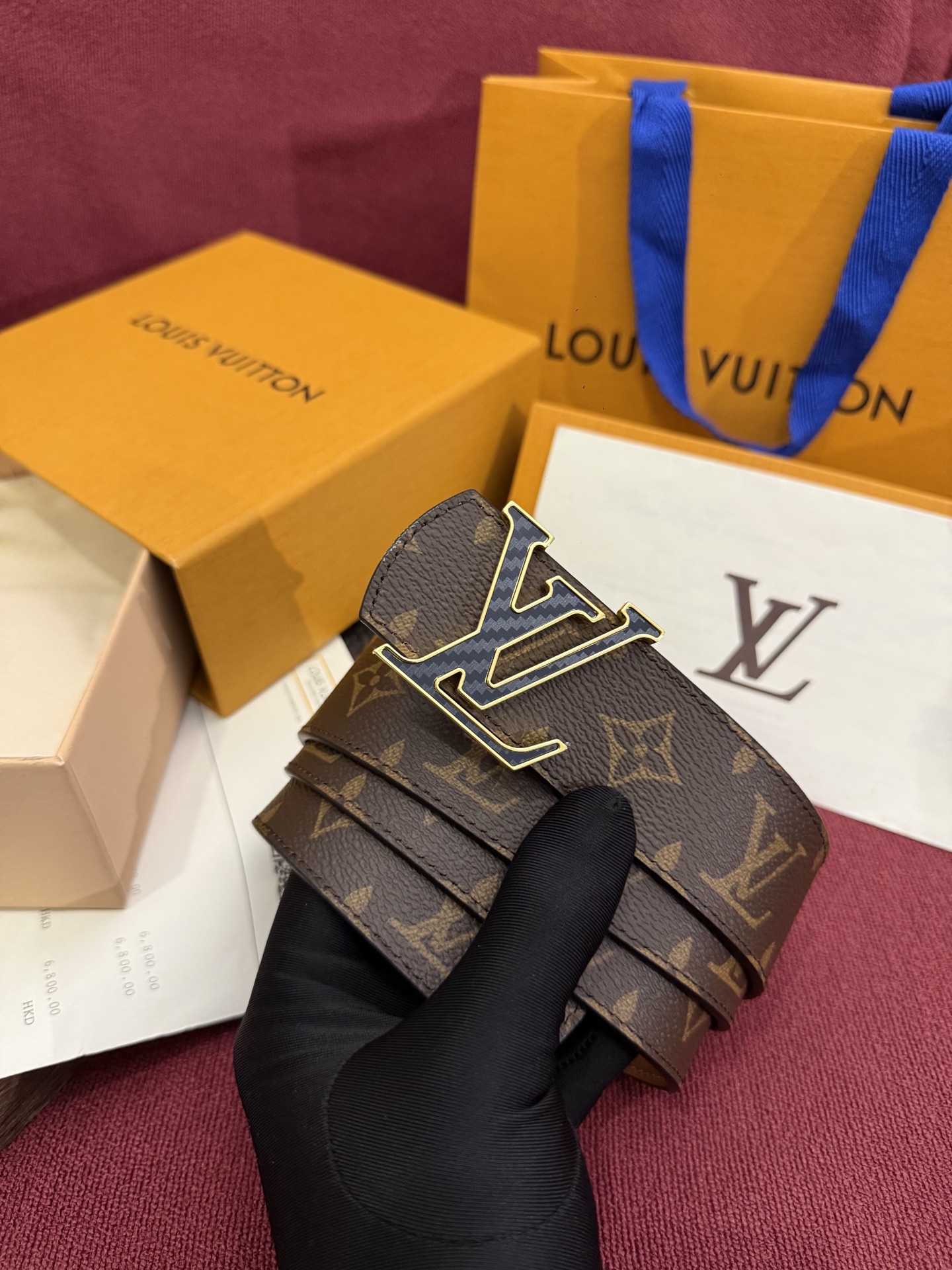 本款 LV Dimension Monogram Midnight 40 毫米双面腰带以前卫大胆的单色现