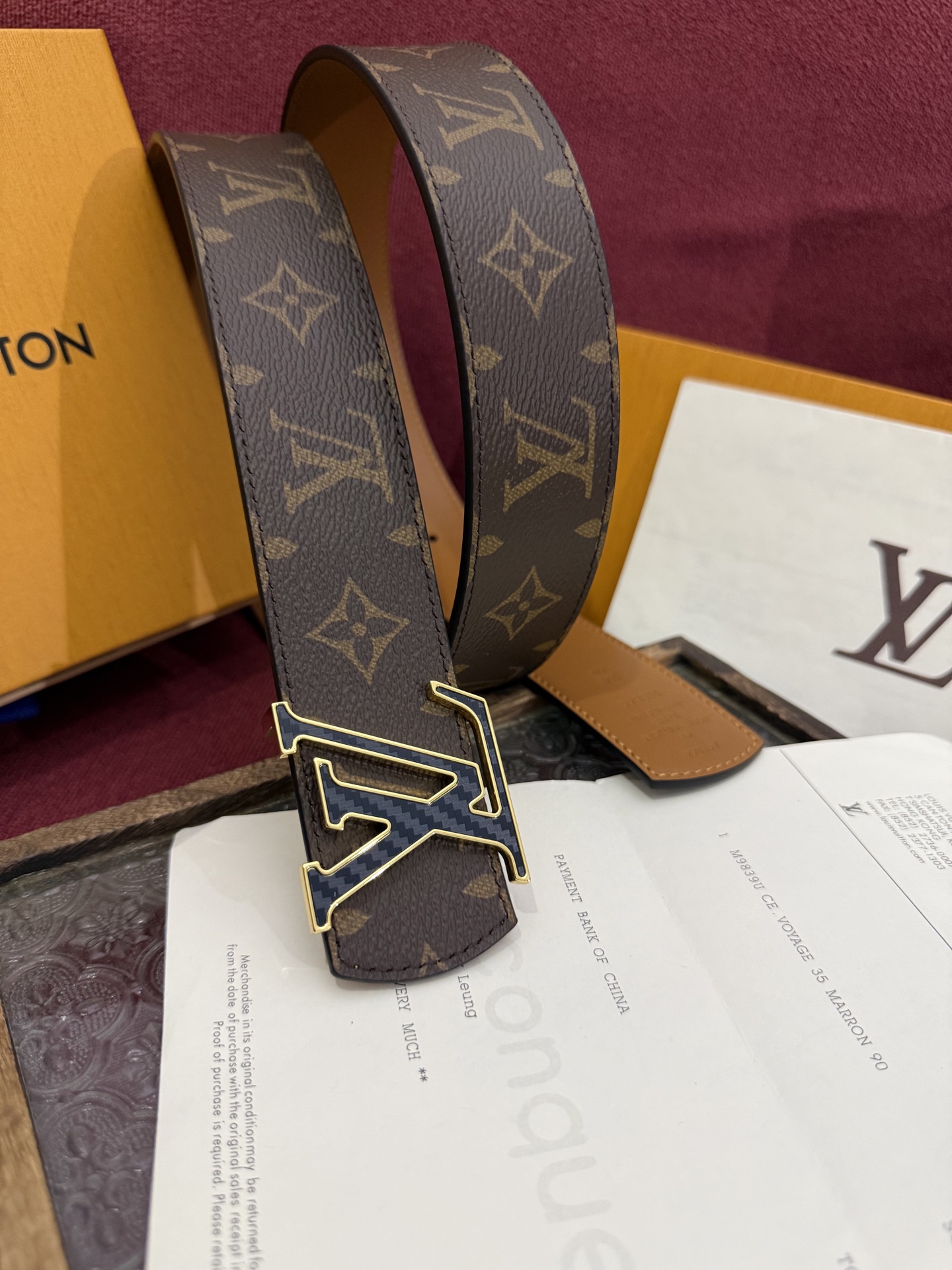 本款 LV Dimension Monogram Midnight 40 毫米双面腰带以前卫大胆的单色现