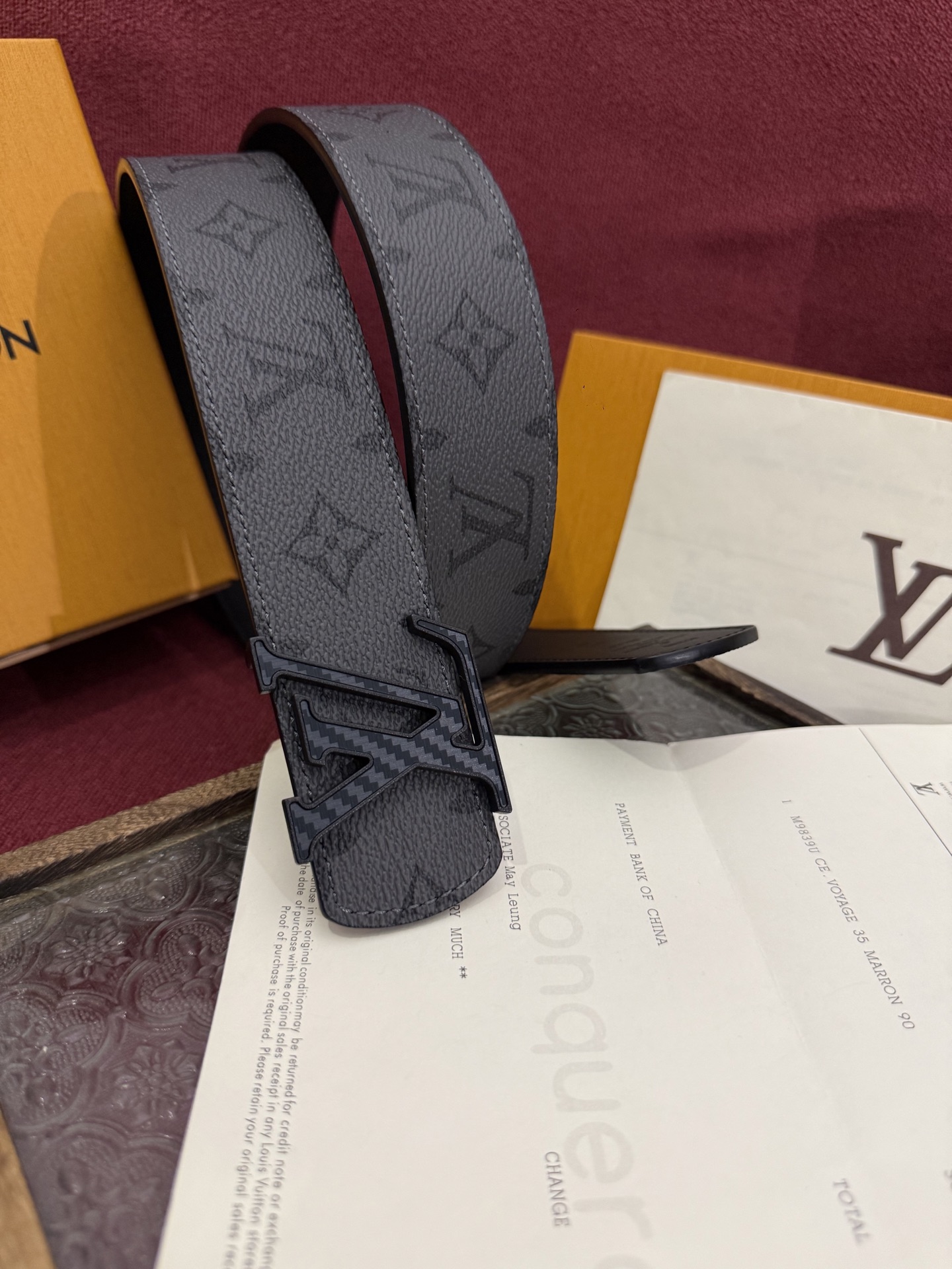 本款 LV Dimension Monogram Midnight 40 毫米双面腰带以前卫大胆的单色现