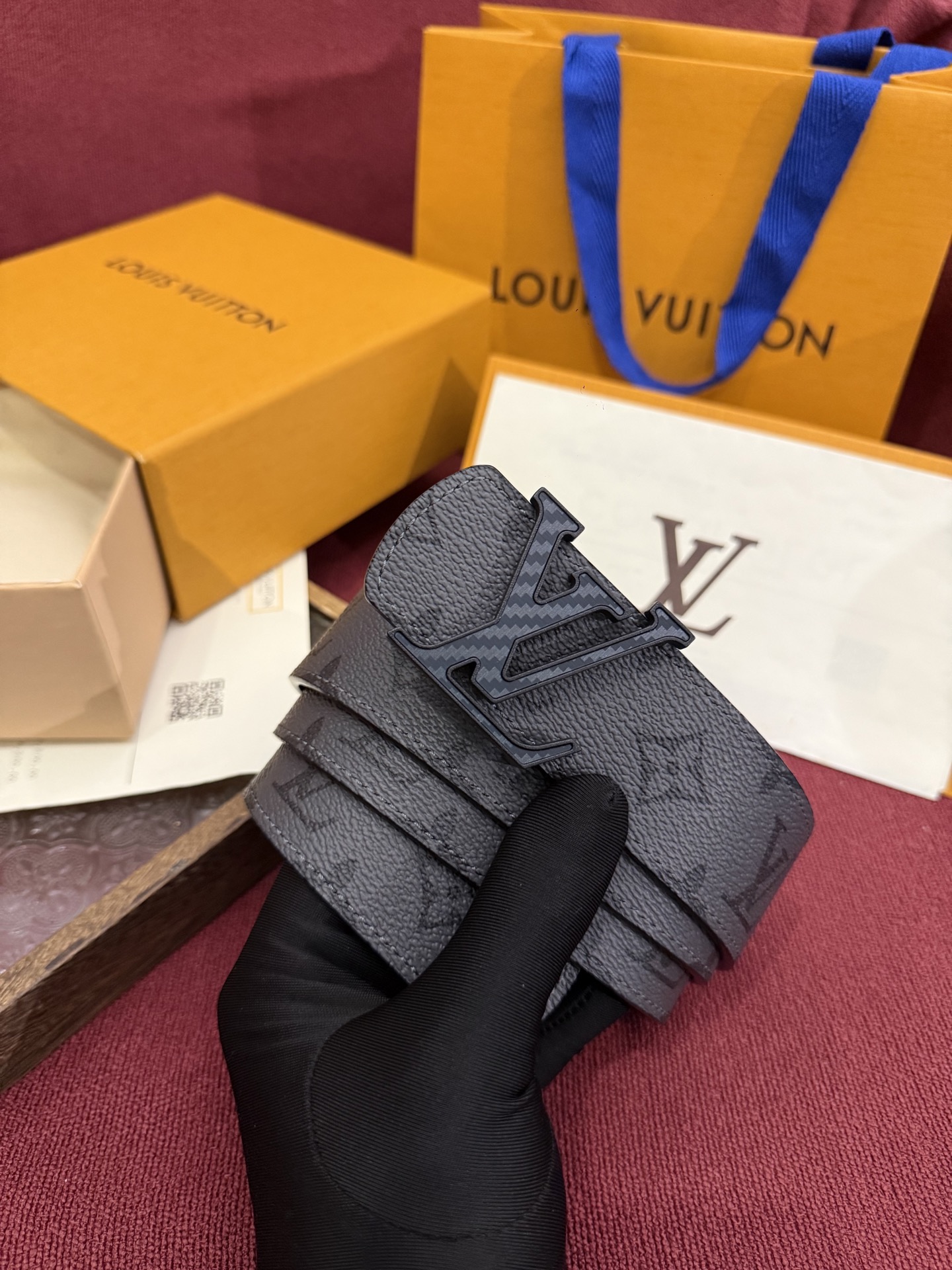 本款 LV Dimension Monogram Midnight 40 毫米双面腰带以前卫大胆的单色现