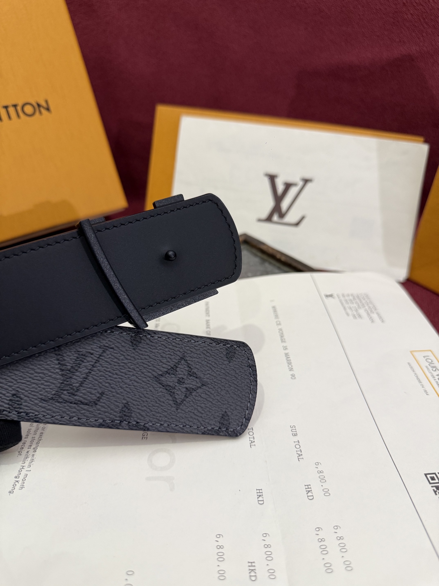 本款 LV Dimension Monogram Midnight 40 毫米双面腰带以前卫大胆的单色现