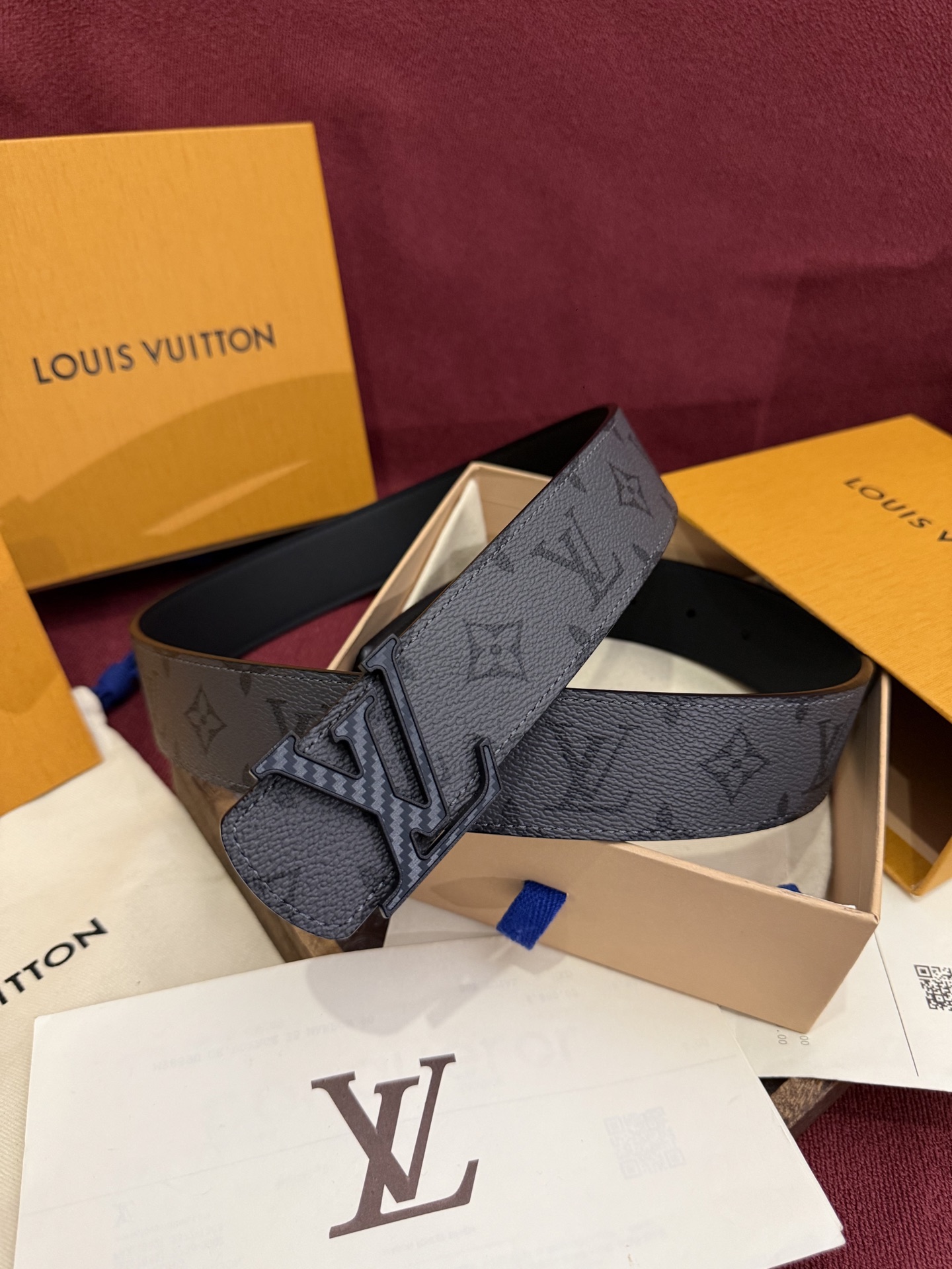 本款 LV Dimension Monogram Midnight 40 毫米双面腰带以前卫大胆的单色现