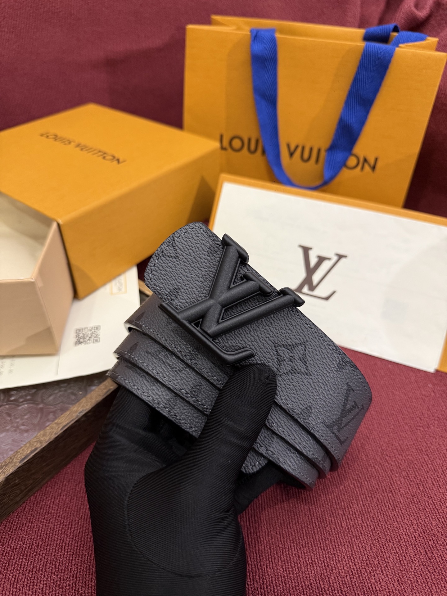 本款 LV Dimension Monogram Midnight 40 毫米双面腰带以前卫大胆的单色现