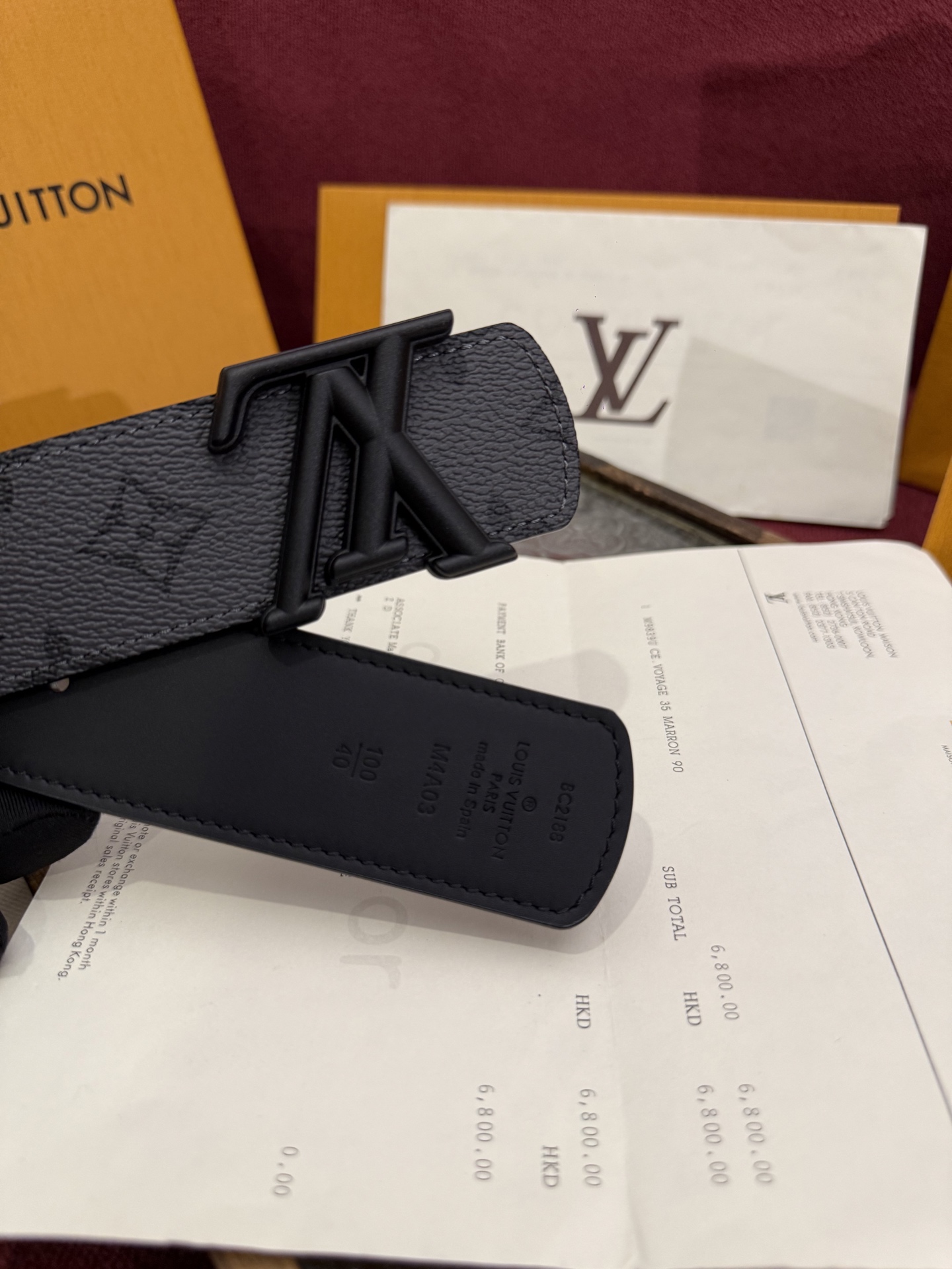 本款 LV Dimension Monogram Midnight 40 毫米双面腰带以前卫大胆的单色现