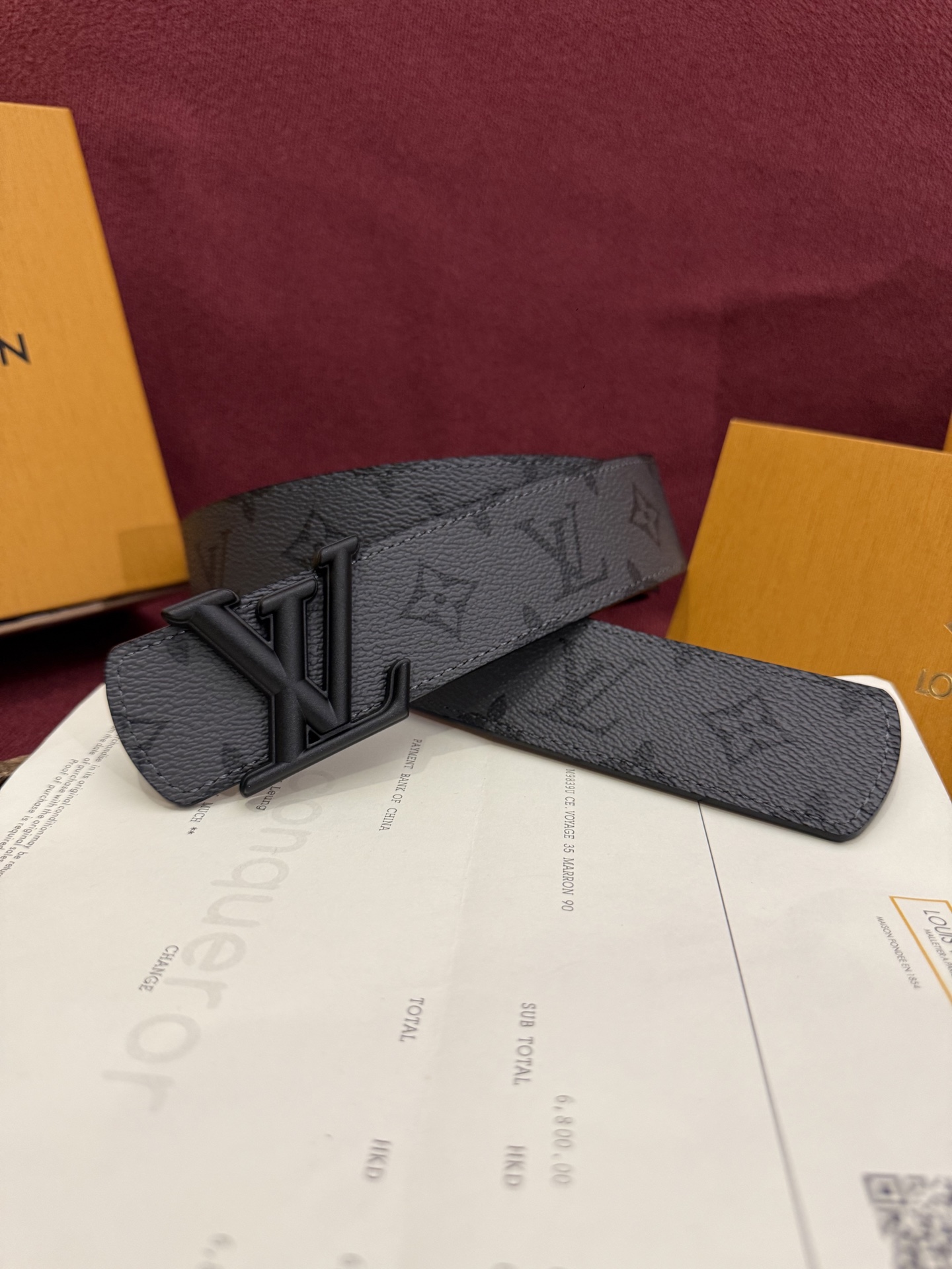 本款 LV Dimension Monogram Midnight 40 毫米双面腰带以前卫大胆的单色现