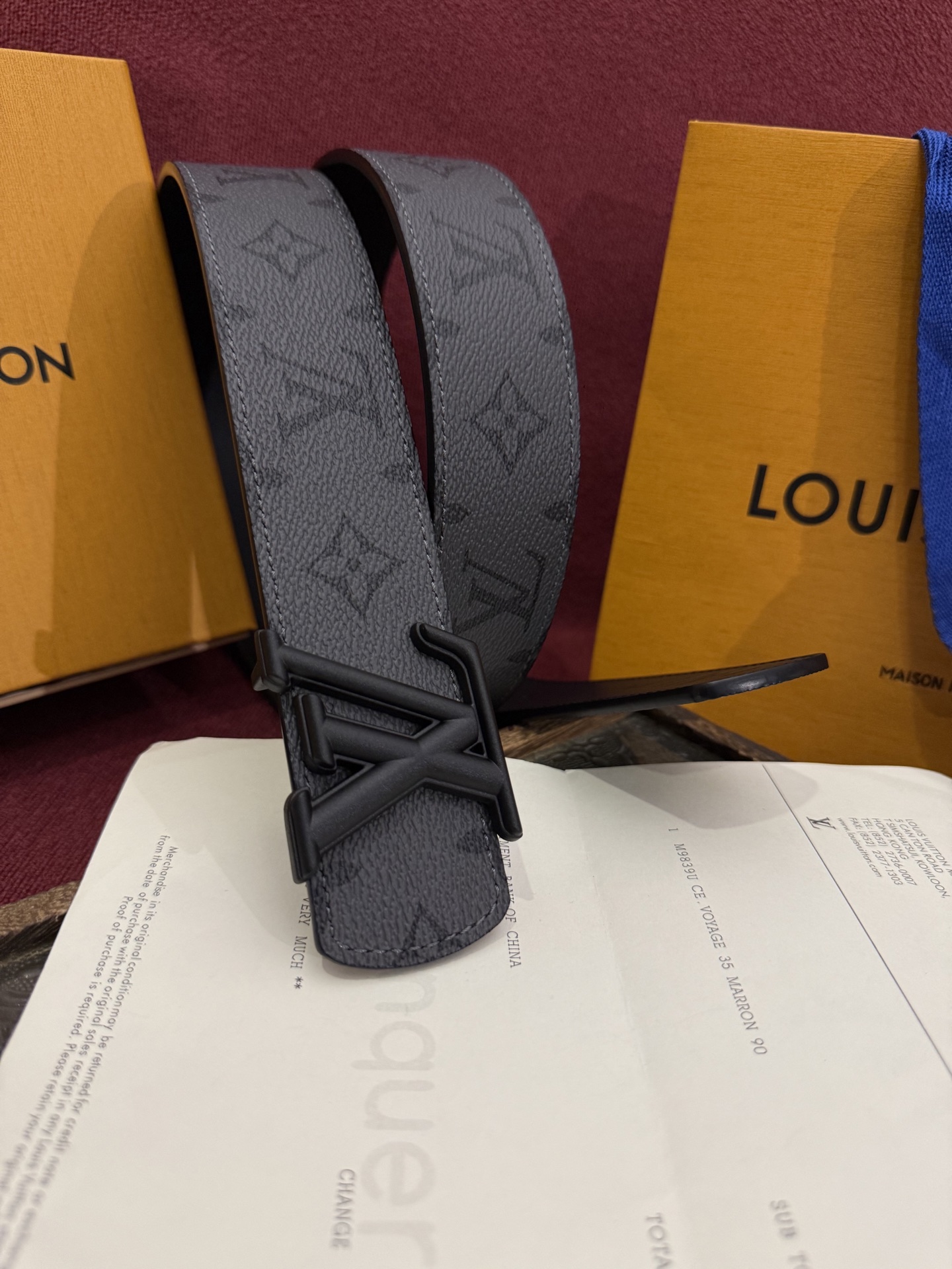 本款 LV Dimension Monogram Midnight 40 毫米双面腰带以前卫大胆的单色现