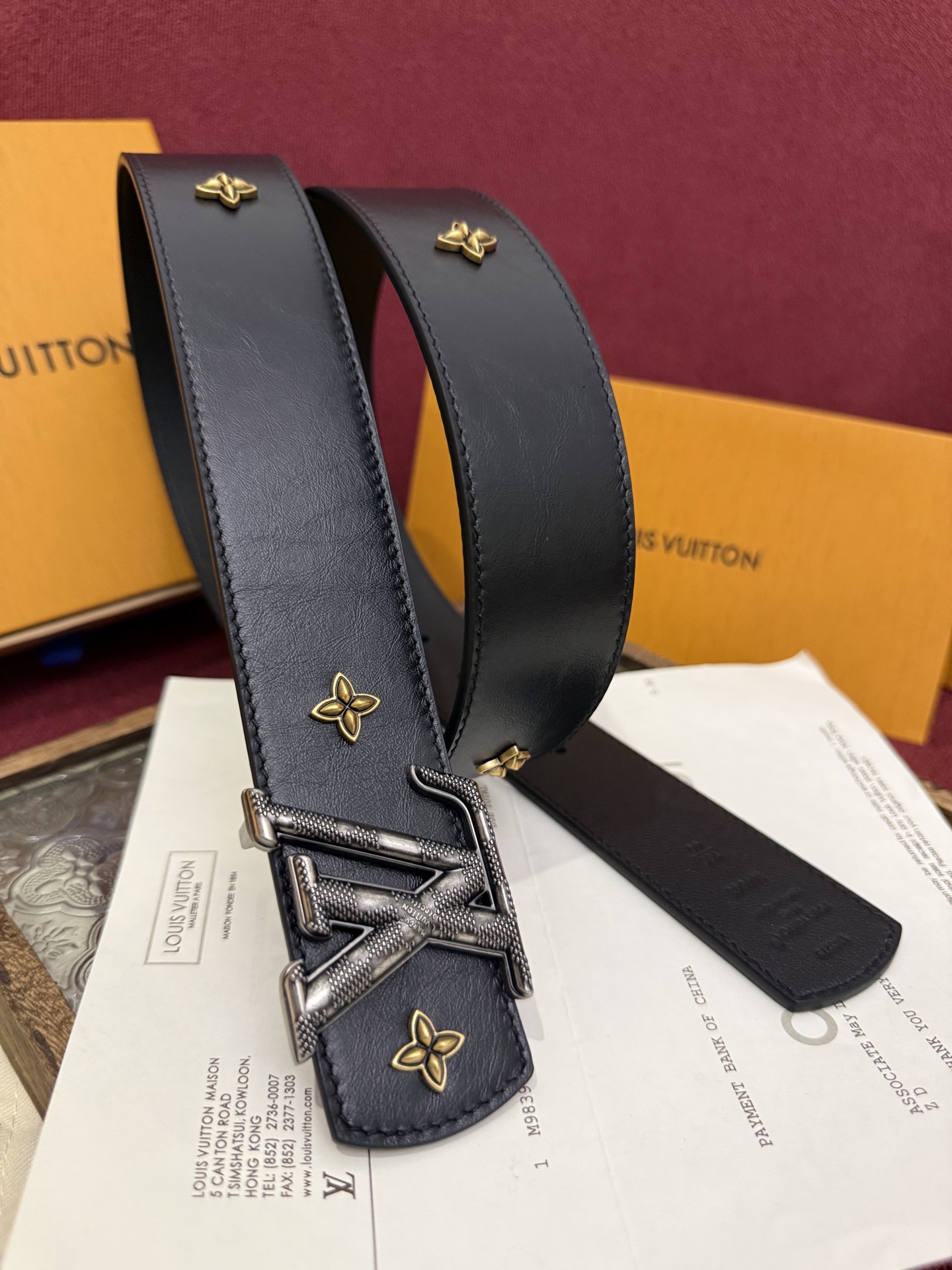 本款 LV Dimension Drift Flower Studs 40 毫米双面腰带格外吸睛：一侧是